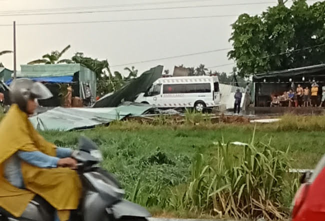 Long An: Mưa lớn l&agrave;m tốc m&aacute;i 17 căn nh&agrave;, h&agrave;ng trăm hộ d&acirc;n mất điện 4 giờ liền- Ảnh 1.