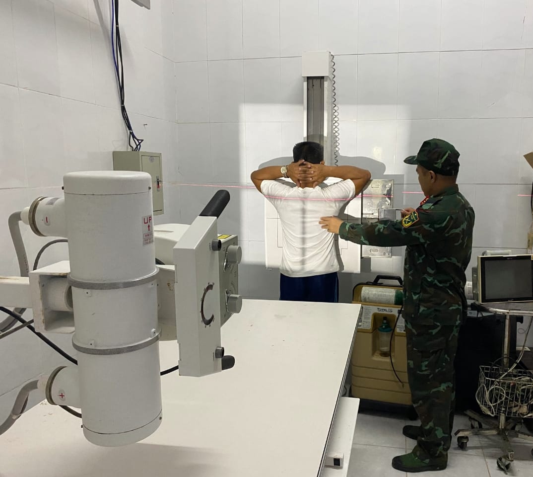 Bộ đội Trường Sa phẫu thuật cấp cứu ngư d&acirc;n bị đau ruột thừa- Ảnh 1.
