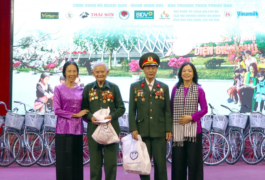 Trao h&agrave;ng trăm suất qu&agrave; cho con ch&aacute;u chiến sĩ Điện Bi&ecirc;n v&agrave; học sinh c&oacute; ho&agrave;n cảnh kh&oacute; khăn- Ảnh 2.