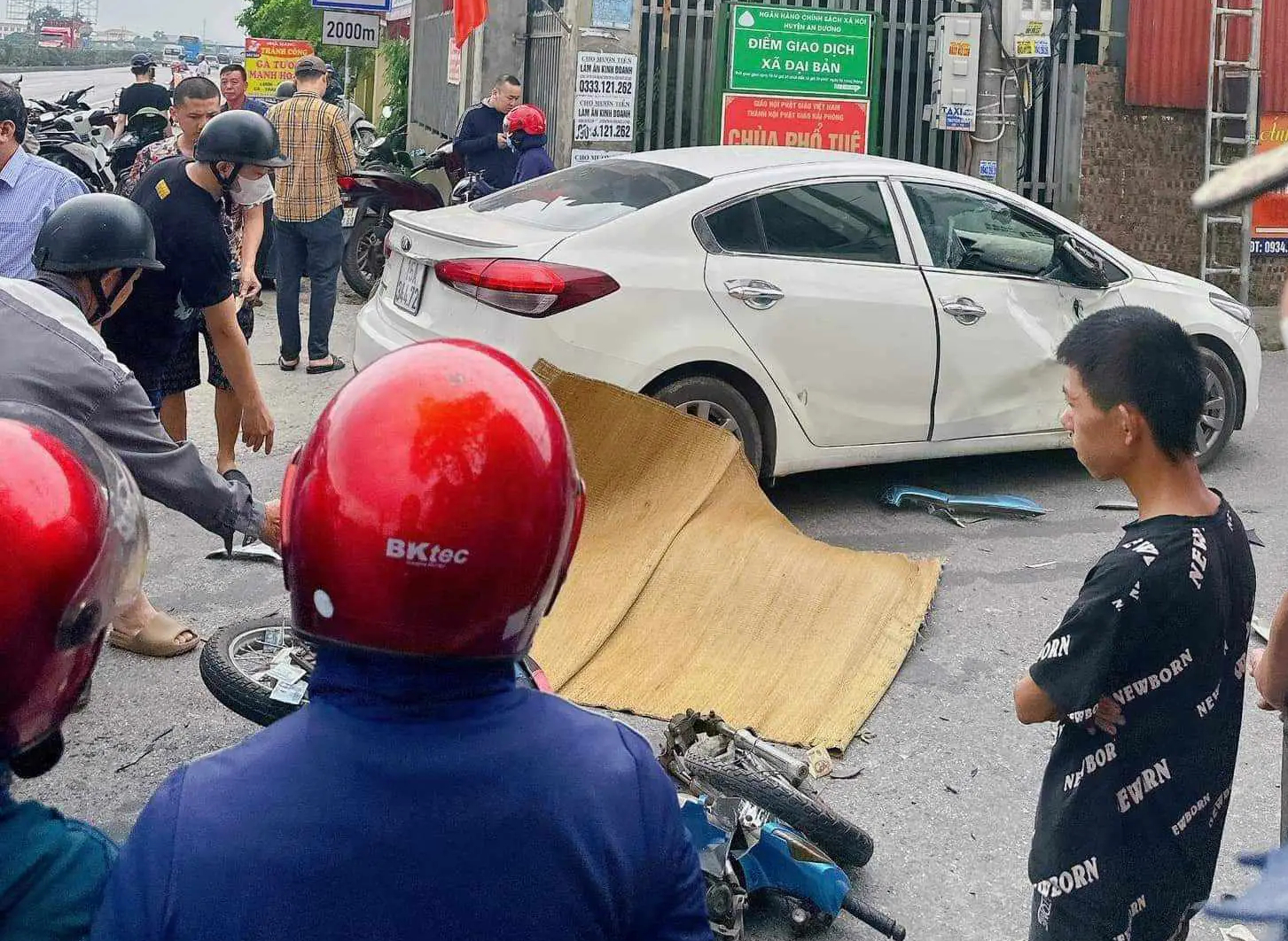Va chạm với ô tô con, nam công nhân từ Sơn La xuống Hải Phòng làm thuê đã tử vong- Ảnh 1. Va chạm với ô tô con, nam công nhân từ Sơn La xuống Hải Phòng làm thuê đã tử vong- Ảnh 1.