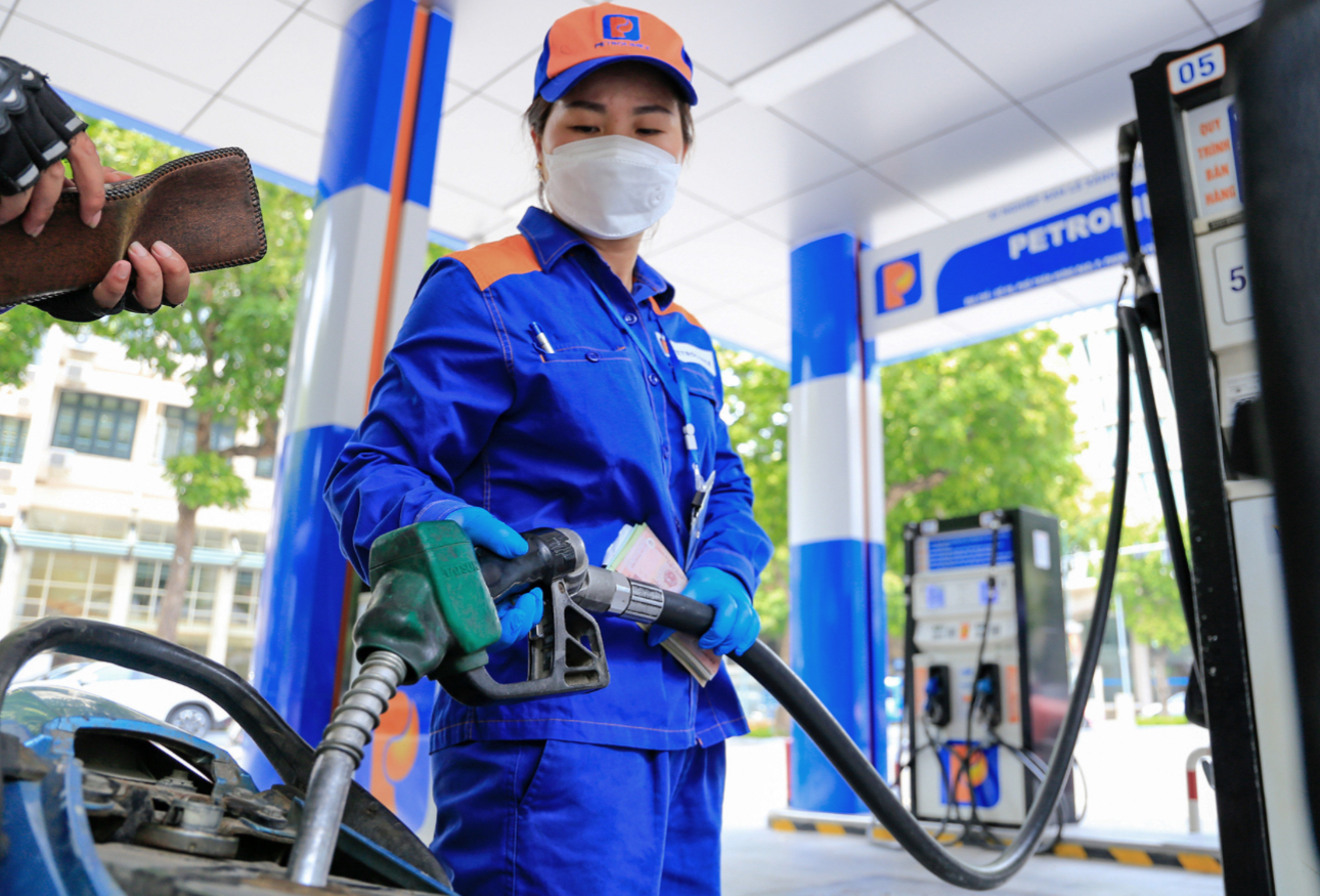 Tăng cường kiểm tra, gi&aacute;m s&aacute;t việc xuất h&oacute;a đơn điện tử b&aacute;n lẻ xăng dầu- Ảnh 1.