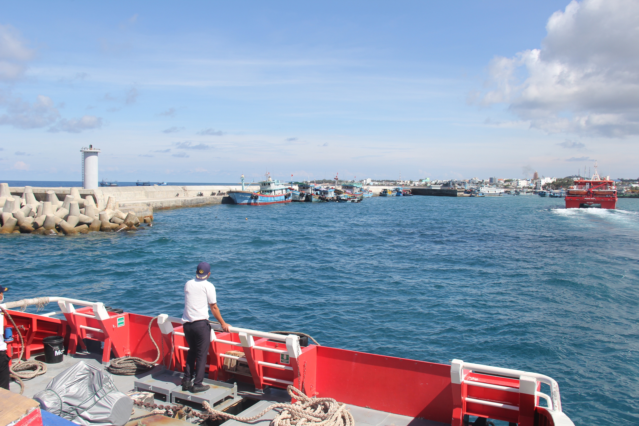 Cận cảnh đại c&ocirc;ng trường khu neo đậu tr&aacute;nh tr&uacute; b&atilde;o tr&ecirc;n đảo Ph&uacute; Qu&yacute;- Ảnh 12.