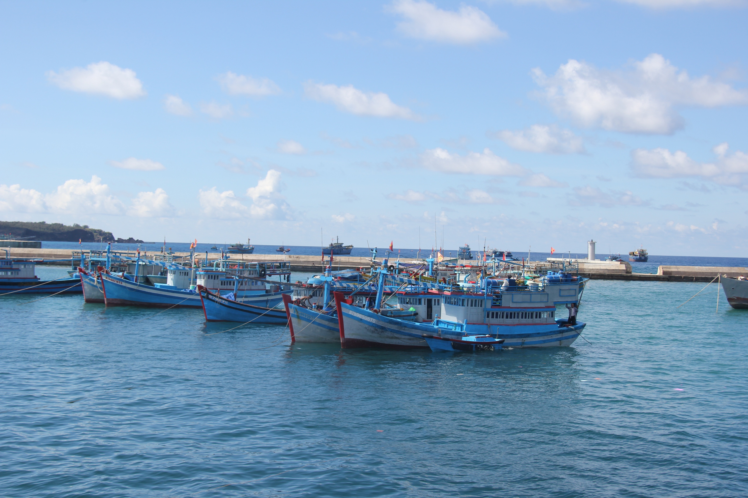 Cận cảnh đại c&ocirc;ng trường khu neo đậu tr&aacute;nh tr&uacute; b&atilde;o tr&ecirc;n đảo Ph&uacute; Qu&yacute;- Ảnh 9.