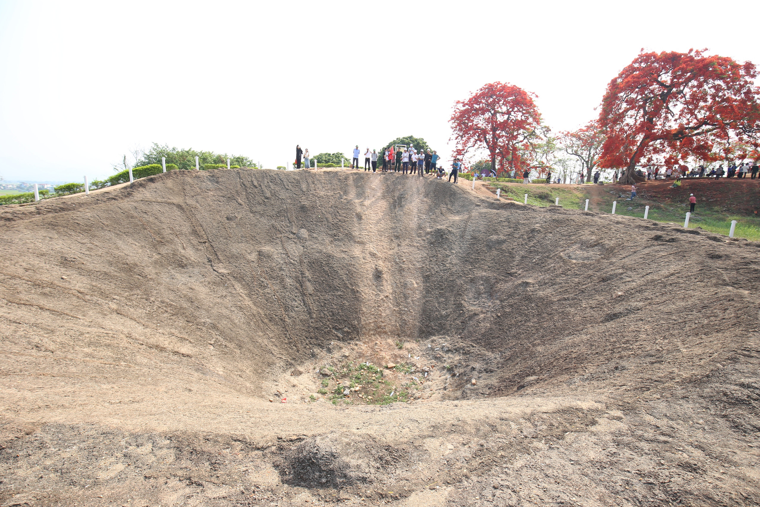 Du khách nườm nượp đổ về di tích đồi A1- Ảnh 13. Du khách nườm nượp đổ về di tích đồi A1- Ảnh 13.