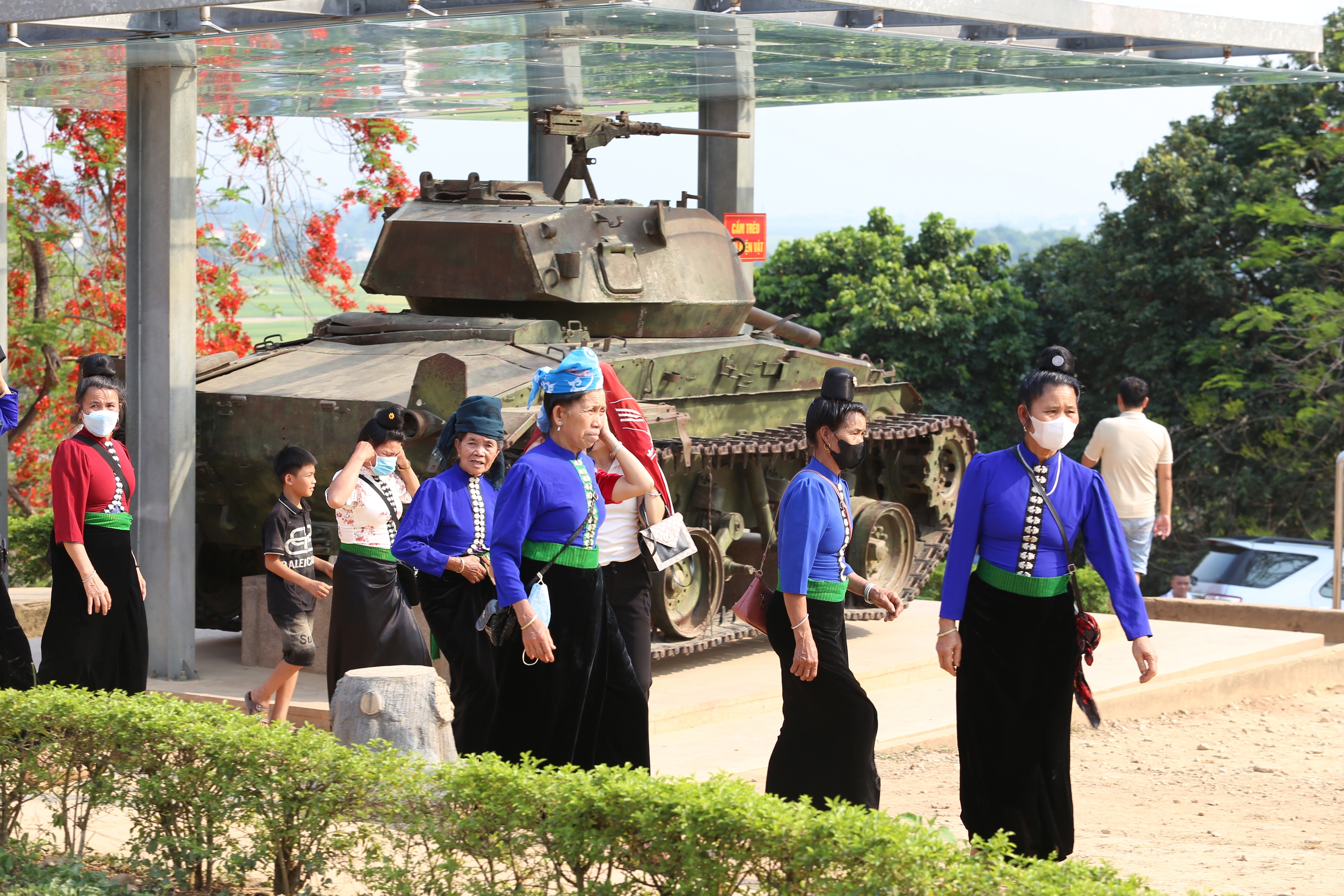 Du khách nườm nượp đổ về di tích đồi A1- Ảnh 5. Du khách nườm nượp đổ về di tích đồi A1- Ảnh 5.