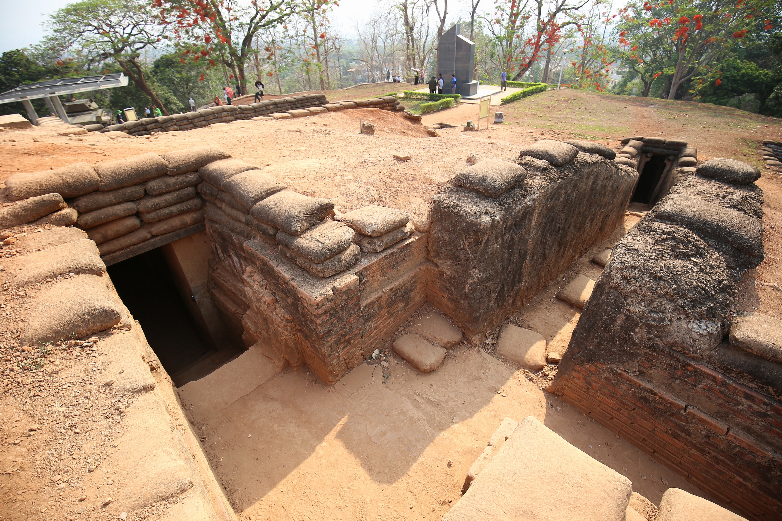 Du khách nườm nượp đổ về di tích đồi A1- Ảnh 9. Du khách nườm nượp đổ về di tích đồi A1- Ảnh 9.