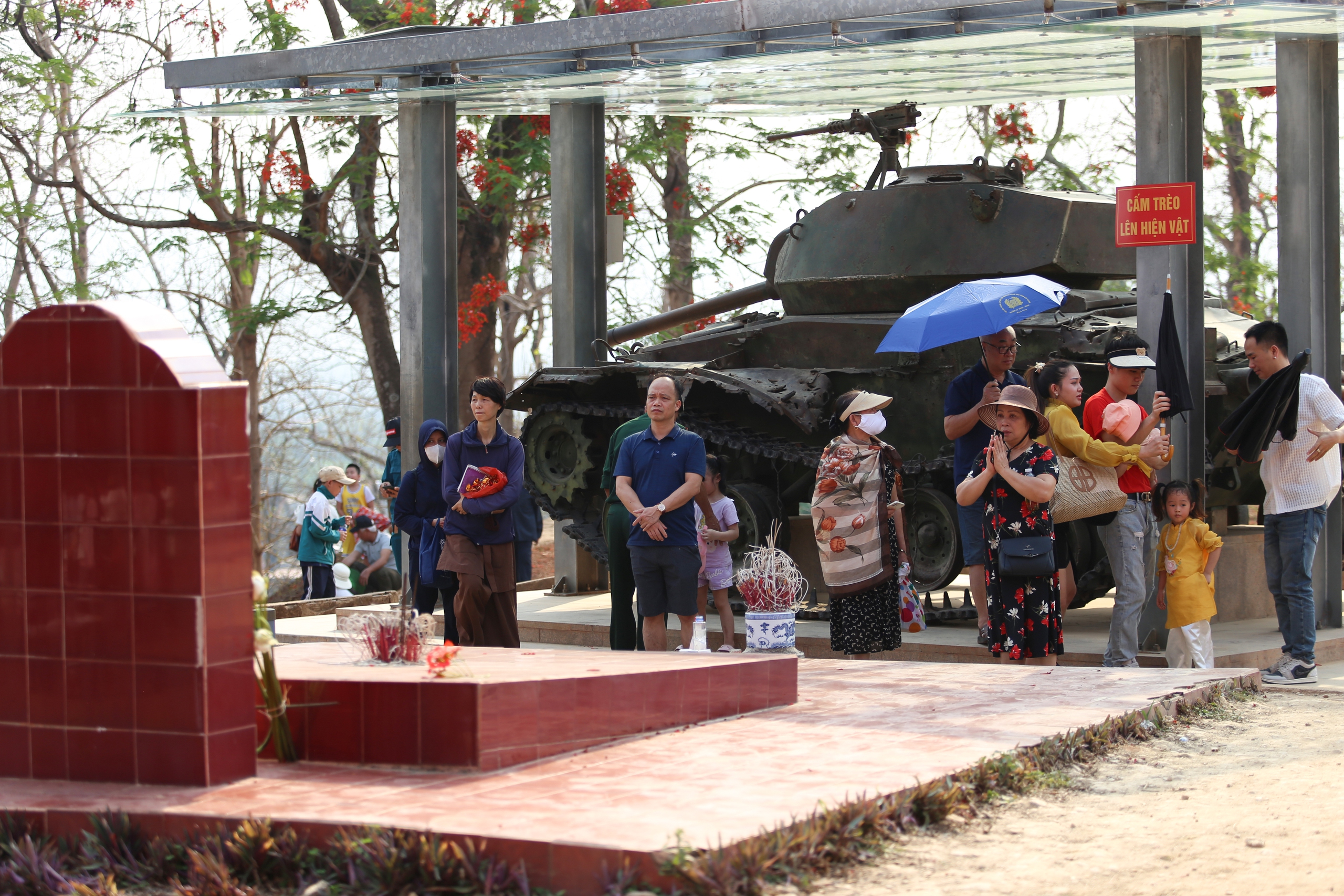 Du khách nườm nượp đổ về di tích đồi A1- Ảnh 6. Du khách nườm nượp đổ về di tích đồi A1- Ảnh 6.