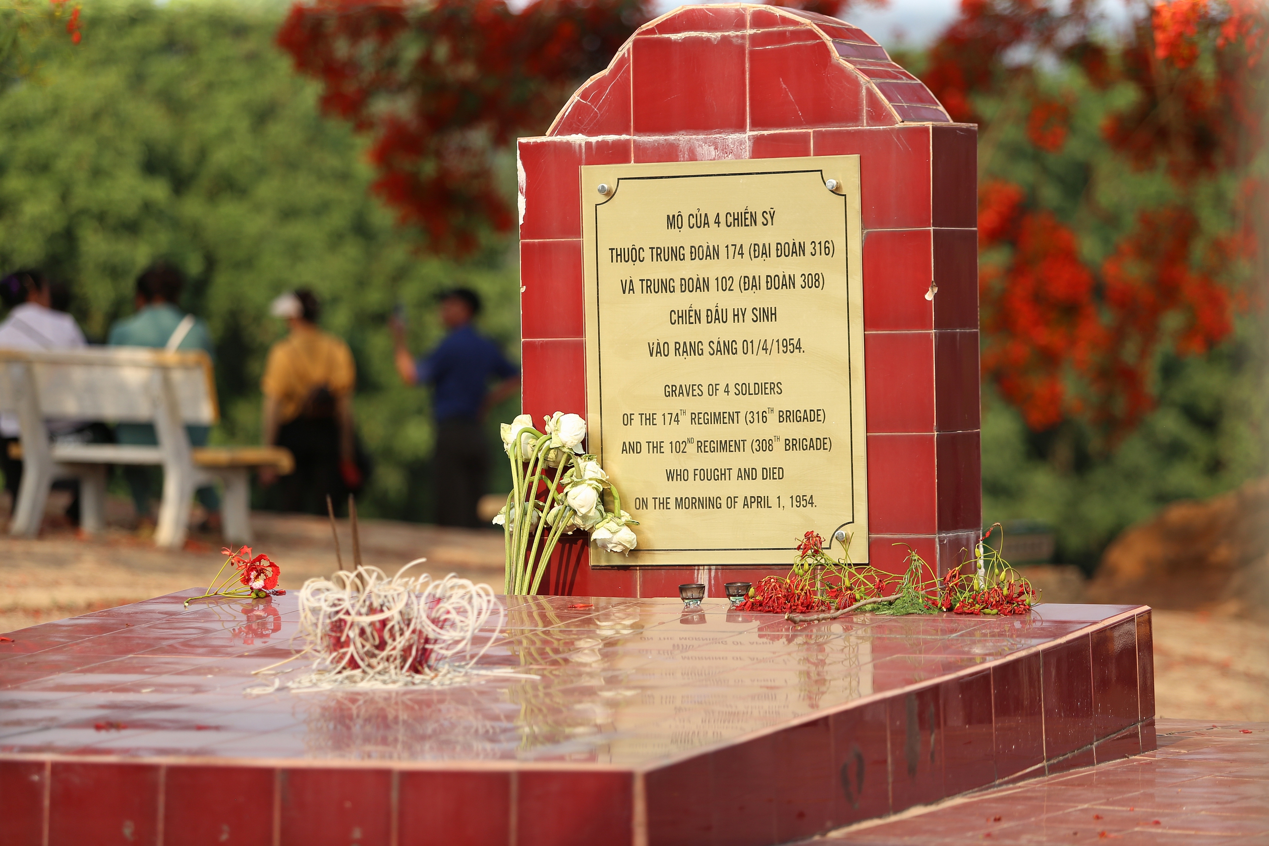 Du khách nườm nượp đổ về di tích đồi A1- Ảnh 17. Du khách nườm nượp đổ về di tích đồi A1- Ảnh 17.