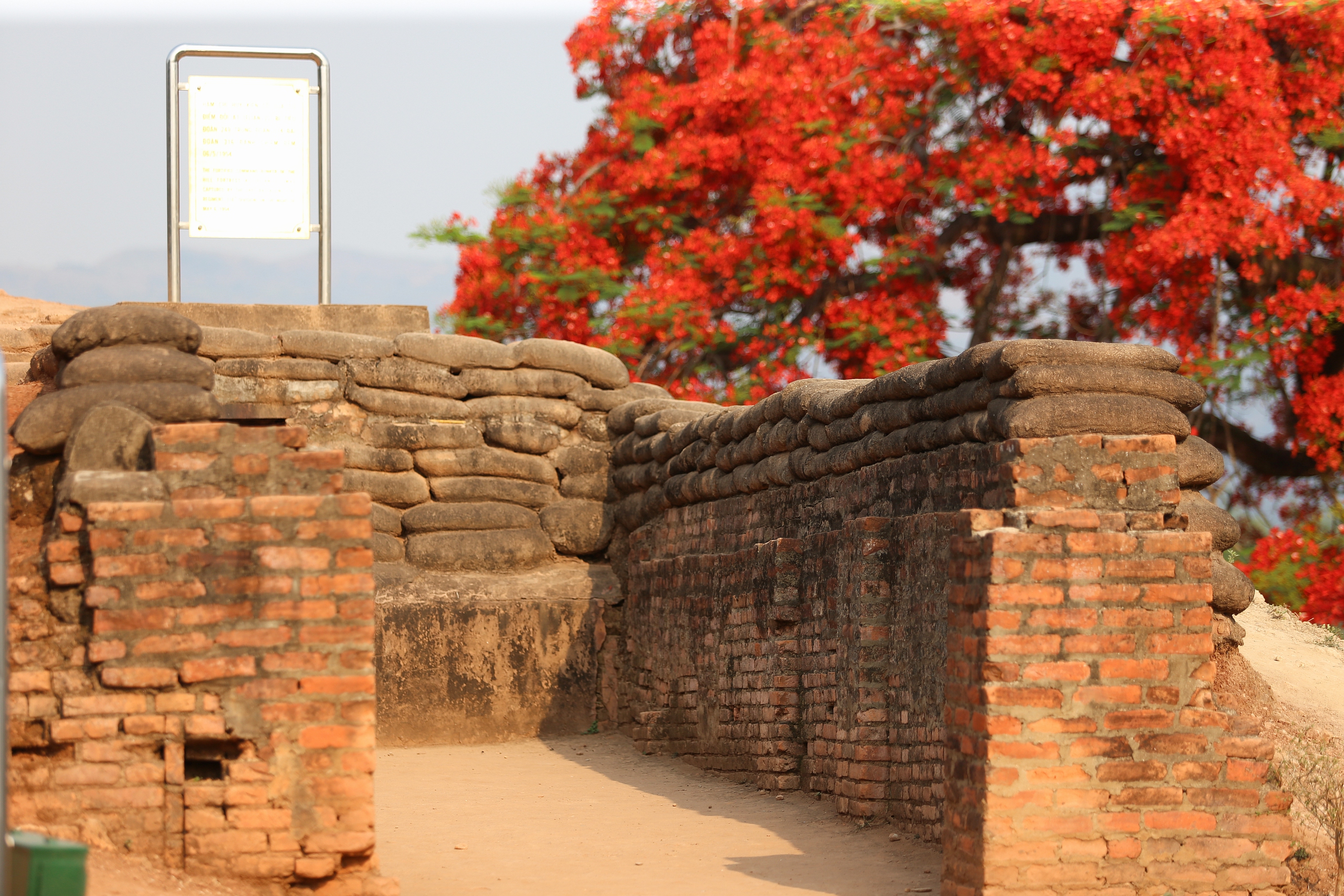 Du khách nườm nượp đổ về di tích đồi A1- Ảnh 11. Du khách nườm nượp đổ về di tích đồi A1- Ảnh 11.