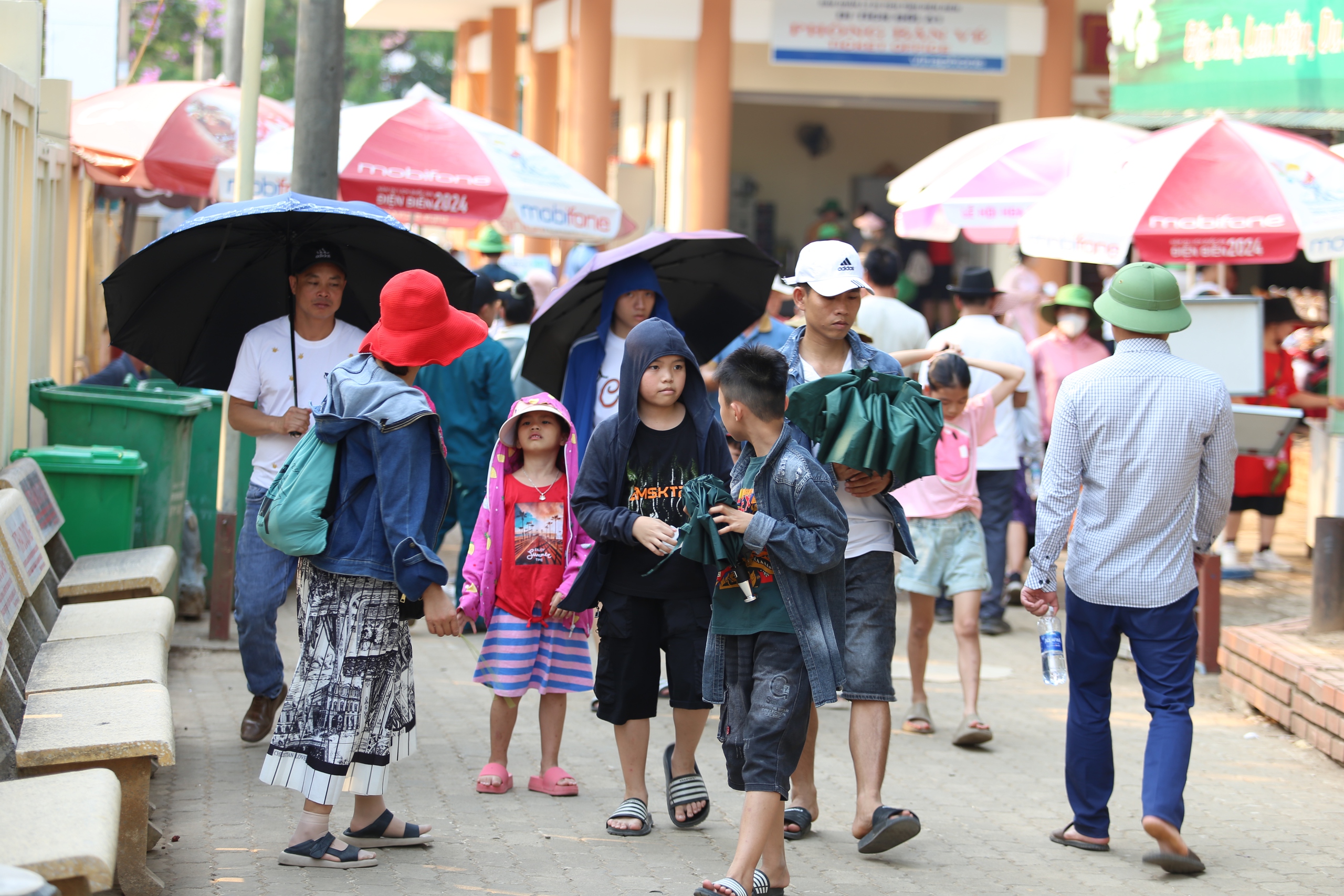 Du khách nườm nượp đổ về di tích đồi A1- Ảnh 7. Du khách nườm nượp đổ về di tích đồi A1- Ảnh 7.