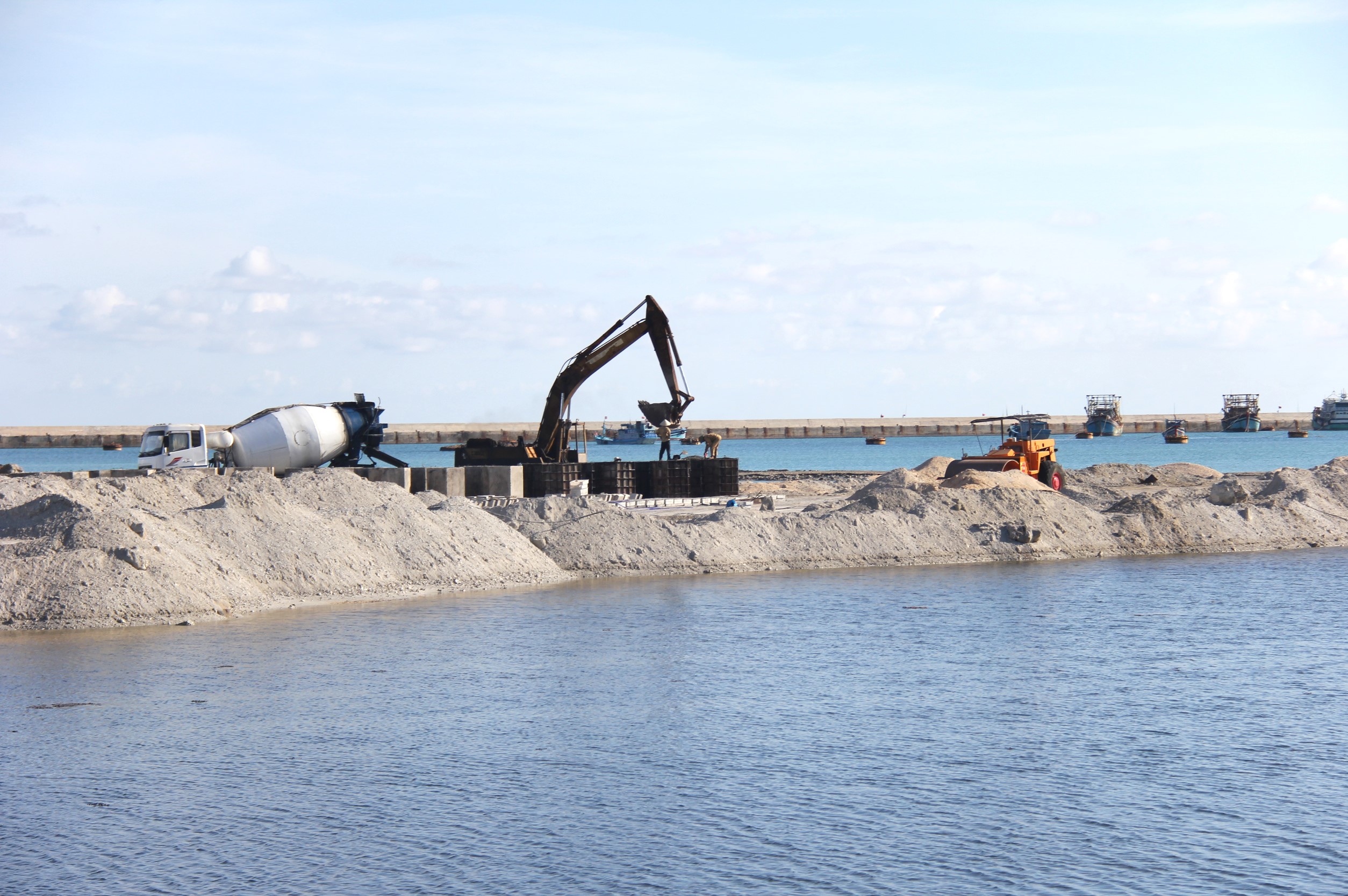 Cận cảnh đại c&ocirc;ng trường khu neo đậu tr&aacute;nh tr&uacute; b&atilde;o tr&ecirc;n đảo Ph&uacute; Qu&yacute;- Ảnh 2.