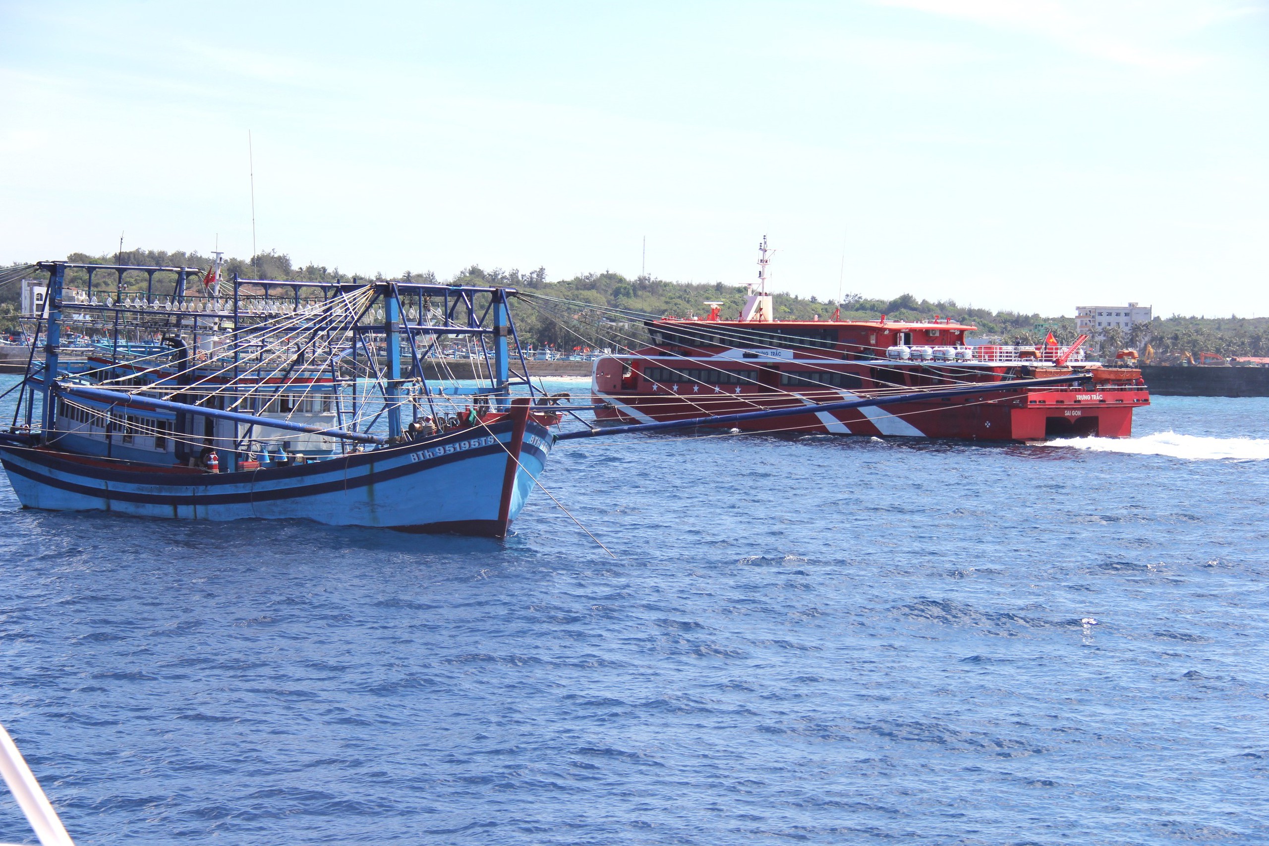 Cận cảnh đại c&ocirc;ng trường khu neo đậu tr&aacute;nh tr&uacute; b&atilde;o tr&ecirc;n đảo Ph&uacute; Qu&yacute;- Ảnh 10.