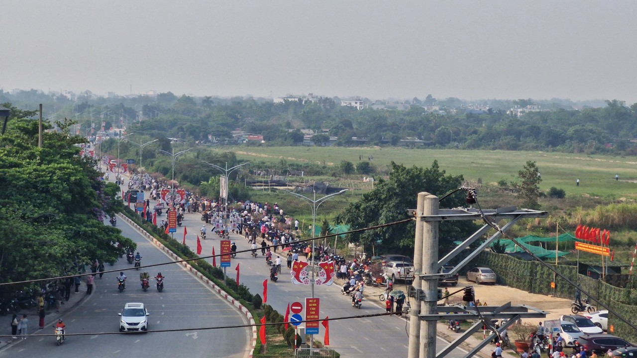 Cận cảnh 11 trực thăng đem theo cờ Đảng, cờ Tổ quốc tung cánh trên bầu trời Điện Biên Phủ- Ảnh 15. Cận cảnh 11 trực thăng đem theo cờ Đảng, cờ Tổ quốc tung cánh trên bầu trời Điện Biên Phủ- Ảnh 15.