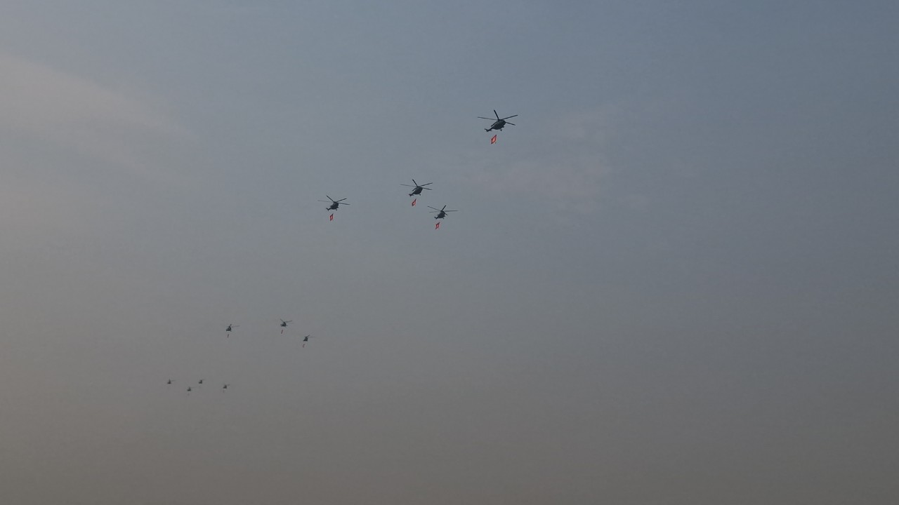 Cận cảnh 11 trực thăng đem theo cờ Đảng, cờ Tổ quốc tung cánh trên bầu trời Điện Biên Phủ- Ảnh 6. Cận cảnh 11 trực thăng đem theo cờ Đảng, cờ Tổ quốc tung cánh trên bầu trời Điện Biên Phủ- Ảnh 6.