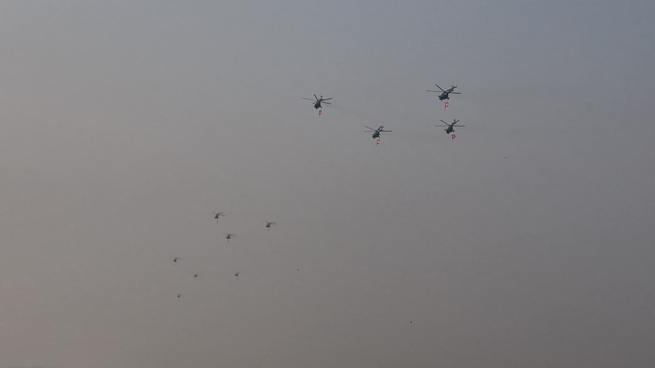 Cận cảnh 11 trực thăng đem theo cờ Đảng, cờ Tổ quốc tung cánh trên bầu trời Điện Biên Phủ- Ảnh 12. Cận cảnh 11 trực thăng đem theo cờ Đảng, cờ Tổ quốc tung cánh trên bầu trời Điện Biên Phủ- Ảnh 12.