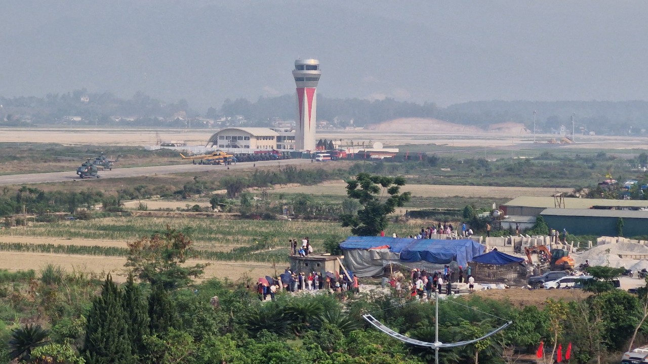 Cận cảnh 11 trực thăng đem theo cờ Đảng, cờ Tổ quốc tung cánh trên bầu trời Điện Biên Phủ- Ảnh 17. Cận cảnh 11 trực thăng đem theo cờ Đảng, cờ Tổ quốc tung cánh trên bầu trời Điện Biên Phủ- Ảnh 17.