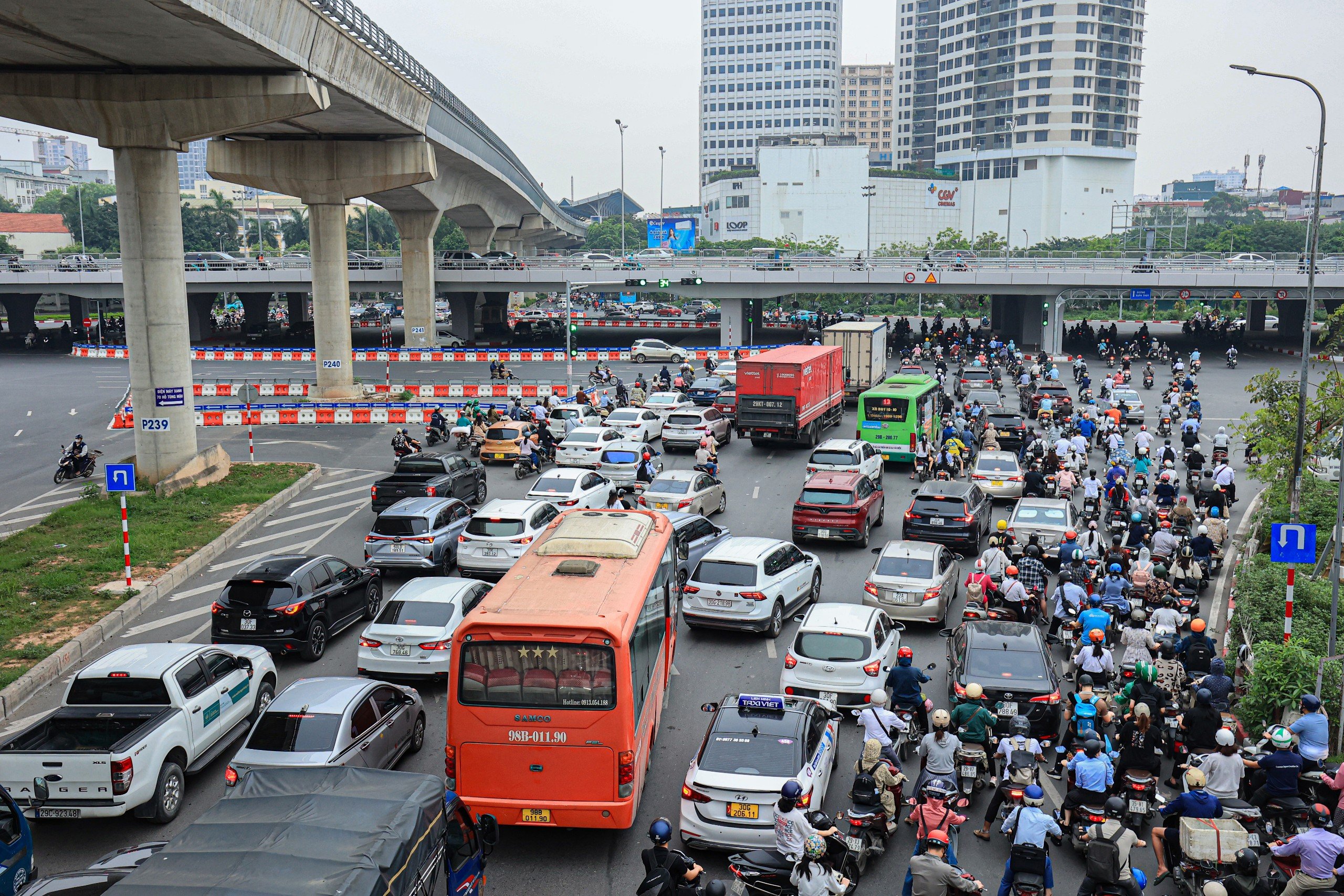 N&uacute;t giao Mai Dịch bớt &ugrave;n tắc ng&agrave;y đầu đưa cầu vượt th&eacute;p v&agrave;o khai th&aacute;c- Ảnh 16.