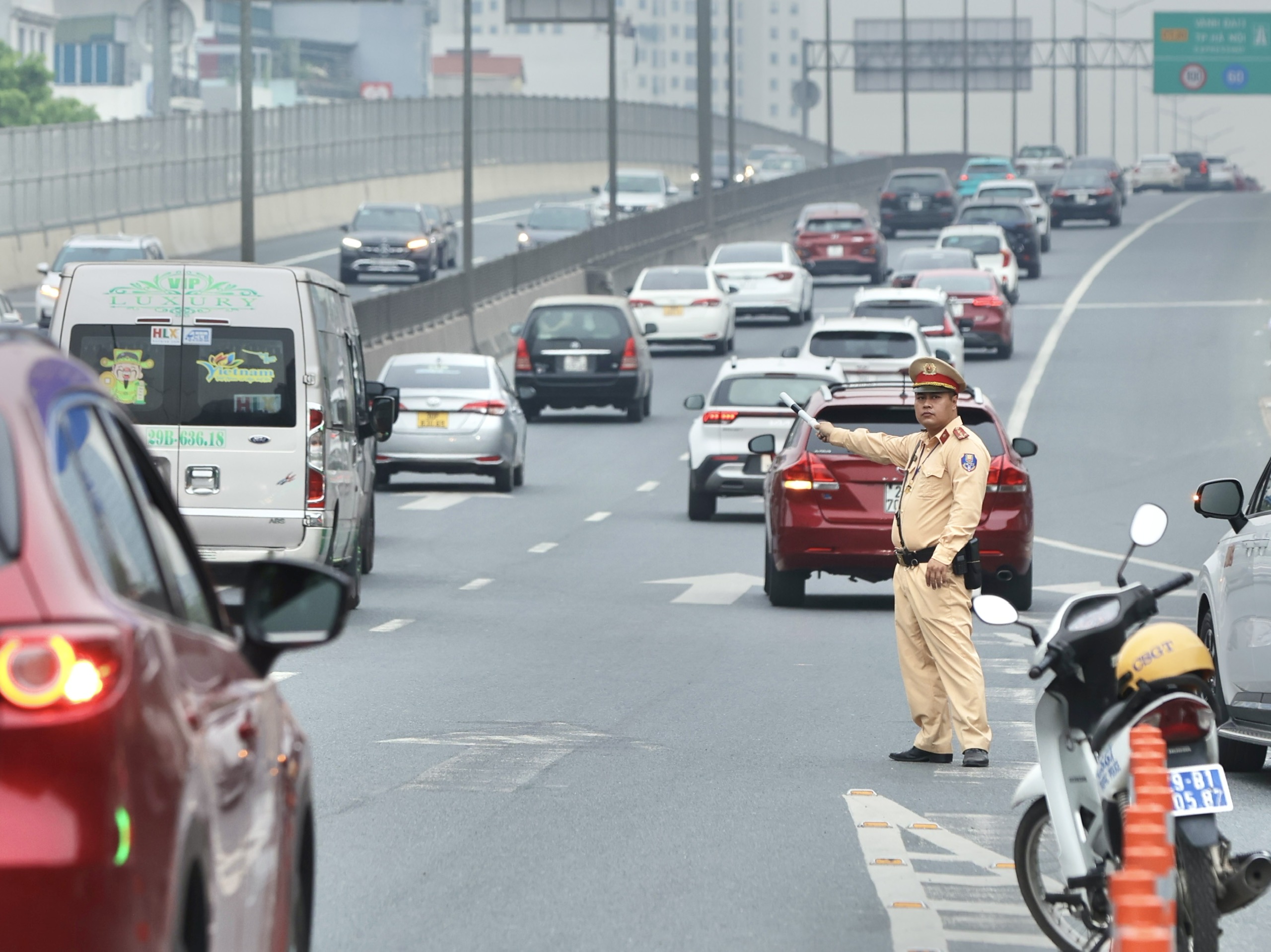N&uacute;t giao Mai Dịch bớt &ugrave;n tắc ng&agrave;y đầu đưa cầu vượt th&eacute;p v&agrave;o khai th&aacute;c- Ảnh 12.
