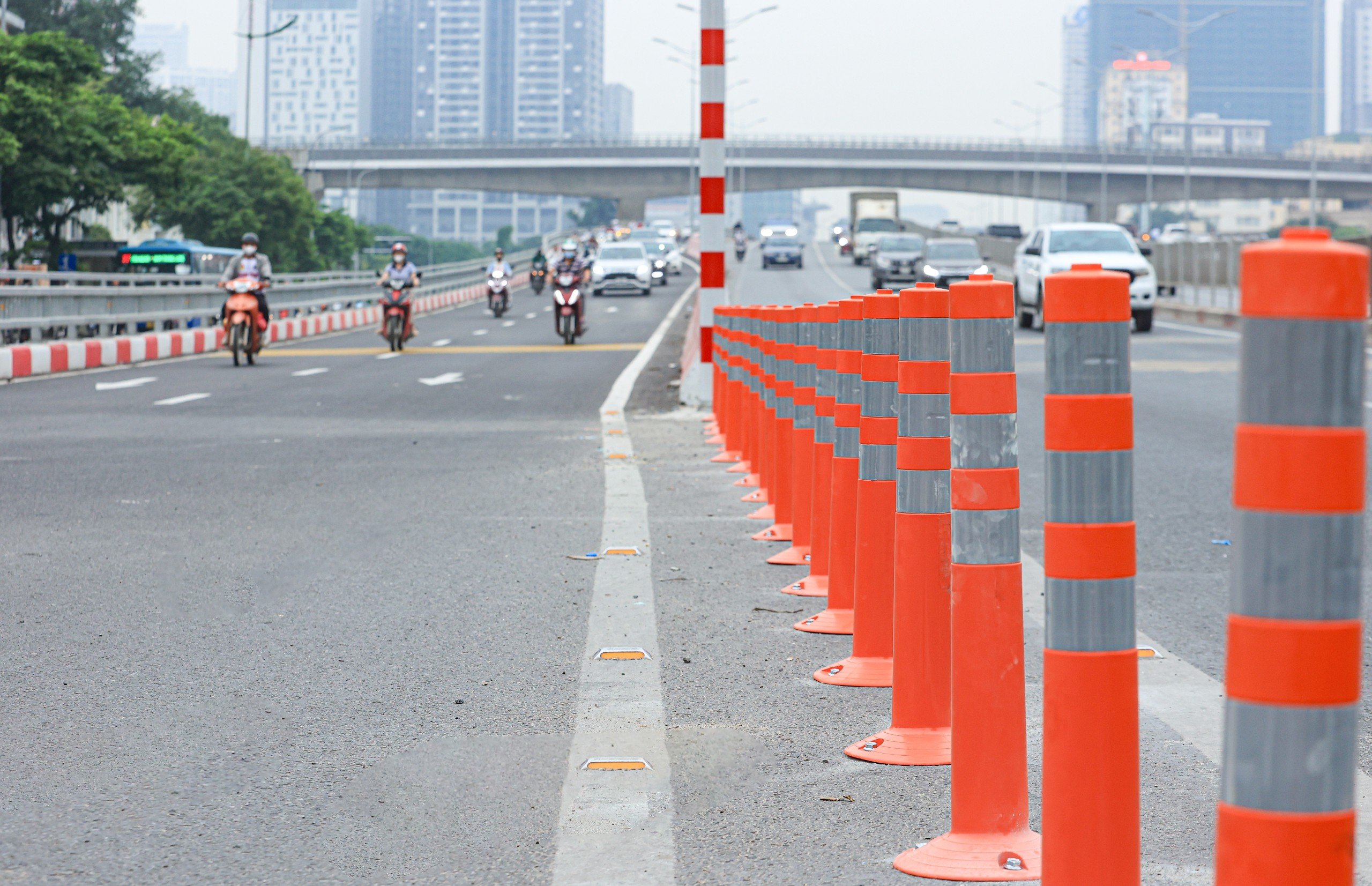 N&uacute;t giao Mai Dịch bớt &ugrave;n tắc ng&agrave;y đầu đưa cầu vượt th&eacute;p v&agrave;o khai th&aacute;c- Ảnh 10.