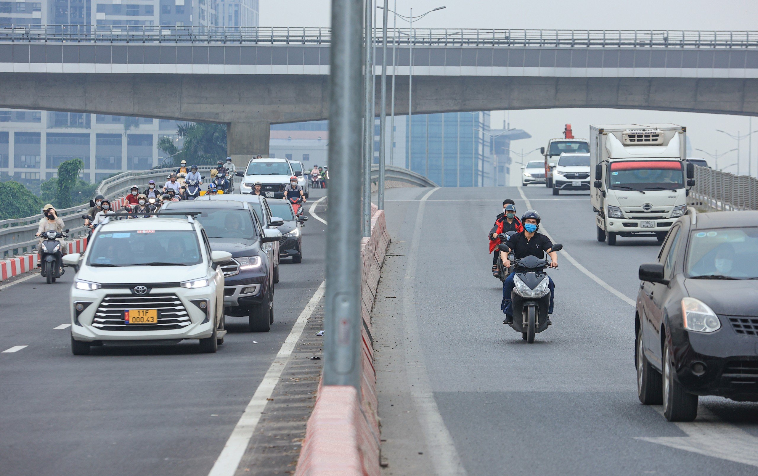 N&uacute;t giao Mai Dịch bớt &ugrave;n tắc ng&agrave;y đầu đưa cầu vượt th&eacute;p v&agrave;o khai th&aacute;c- Ảnh 9.