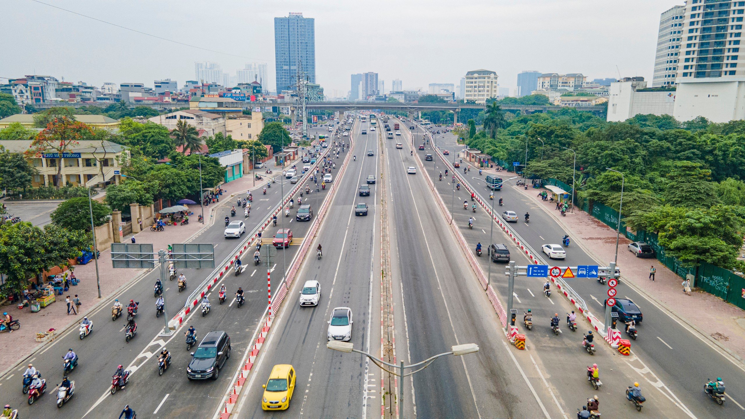 N&uacute;t giao Mai Dịch bớt &ugrave;n tắc ng&agrave;y đầu đưa cầu vượt th&eacute;p v&agrave;o khai th&aacute;c- Ảnh 1.