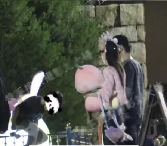 Vừa xuất hiện b&ecirc;n Huỳnh Hiểu Minh, Angelababy đ&atilde; vướng tin đồn c&oacute; t&igrave;nh mới- Ảnh 2.