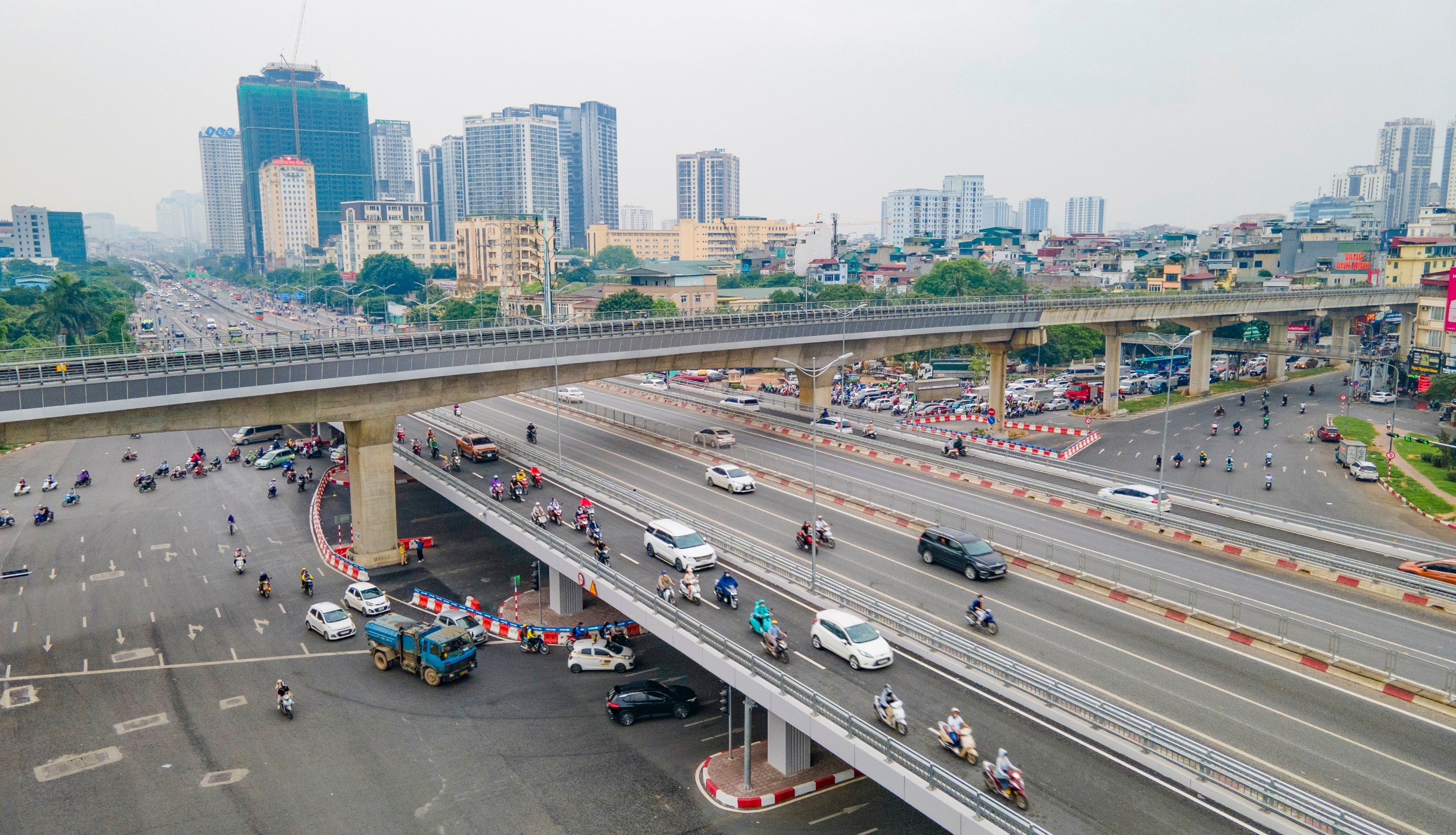 N&uacute;t giao Mai Dịch bớt &ugrave;n tắc ng&agrave;y đầu đưa cầu vượt th&eacute;p v&agrave;o khai th&aacute;c- Ảnh 2.