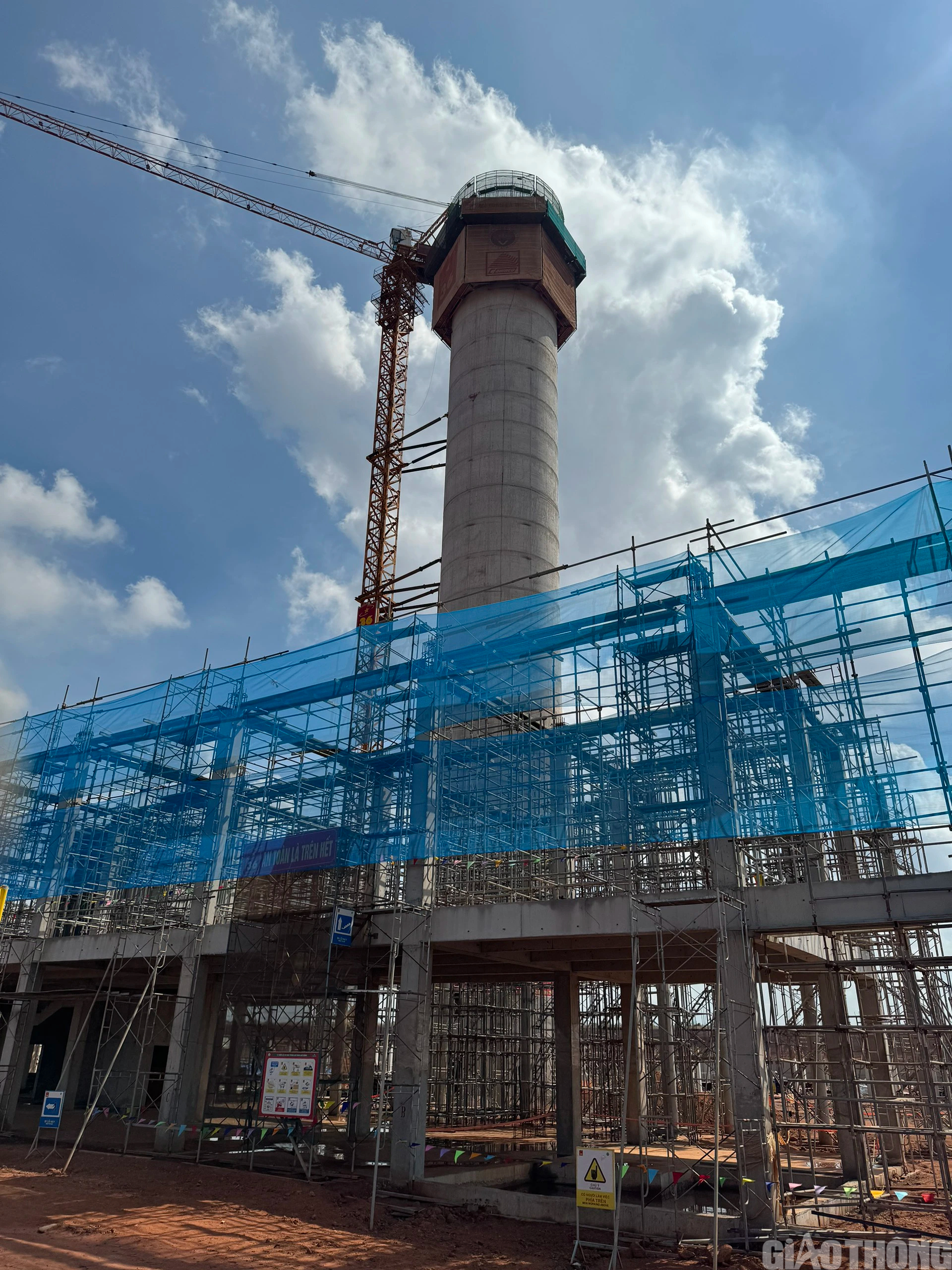 Th&aacute;p kh&ocirc;ng lưu s&acirc;n bay Long Th&agrave;nh vượt tiến độ, cao hơn 72m- Ảnh 1.