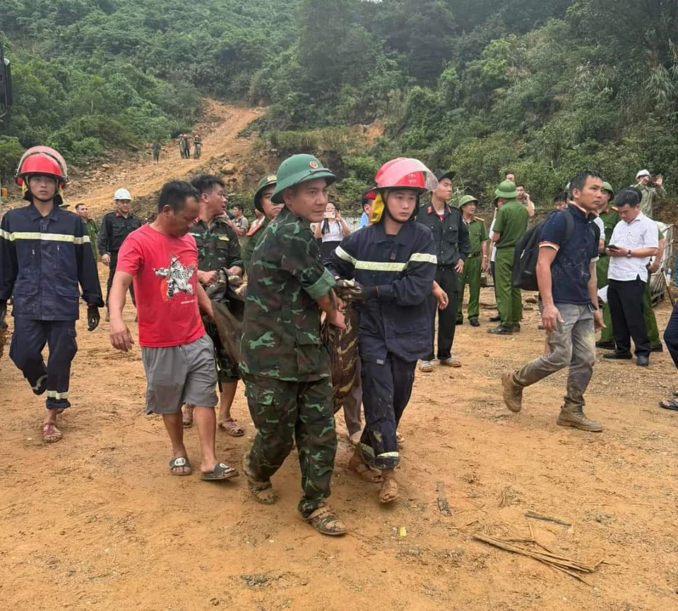 Vụ l&aacute;n trại c&ocirc;ng nh&acirc;n bị v&ugrave;i lấp, 3 người tử vong: Chỉ kịp nghe tiếng h&eacute;t n&uacute;i lở rồi!- Ảnh 2.