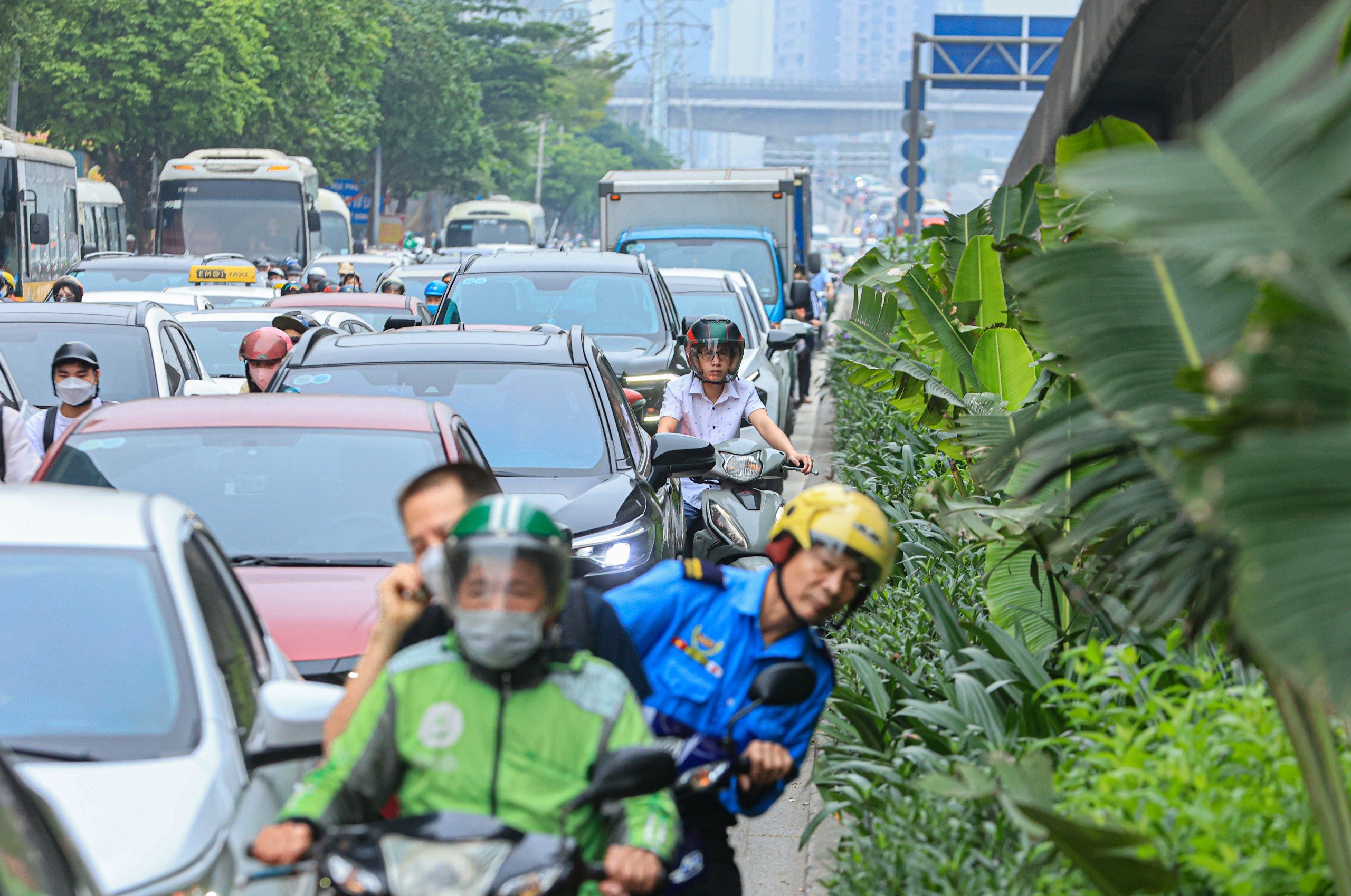 N&uacute;t giao Mai Dịch bớt &ugrave;n tắc ng&agrave;y đầu đưa cầu vượt th&eacute;p v&agrave;o khai th&aacute;c- Ảnh 14.