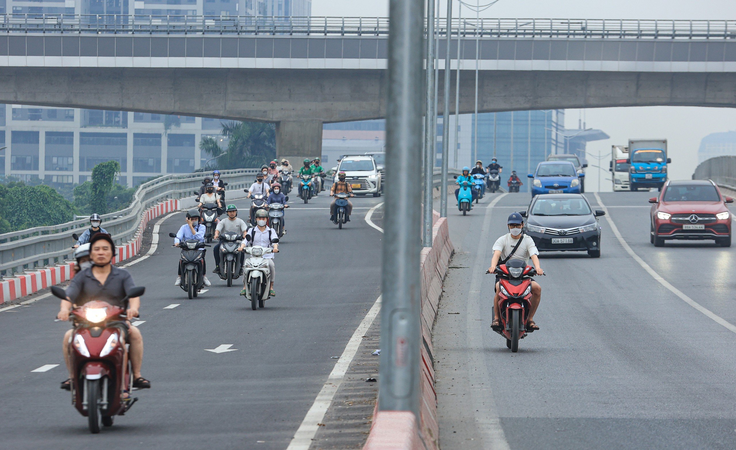 N&uacute;t giao Mai Dịch bớt &ugrave;n tắc ng&agrave;y đầu đưa cầu vượt th&eacute;p v&agrave;o khai th&aacute;c- Ảnh 7.