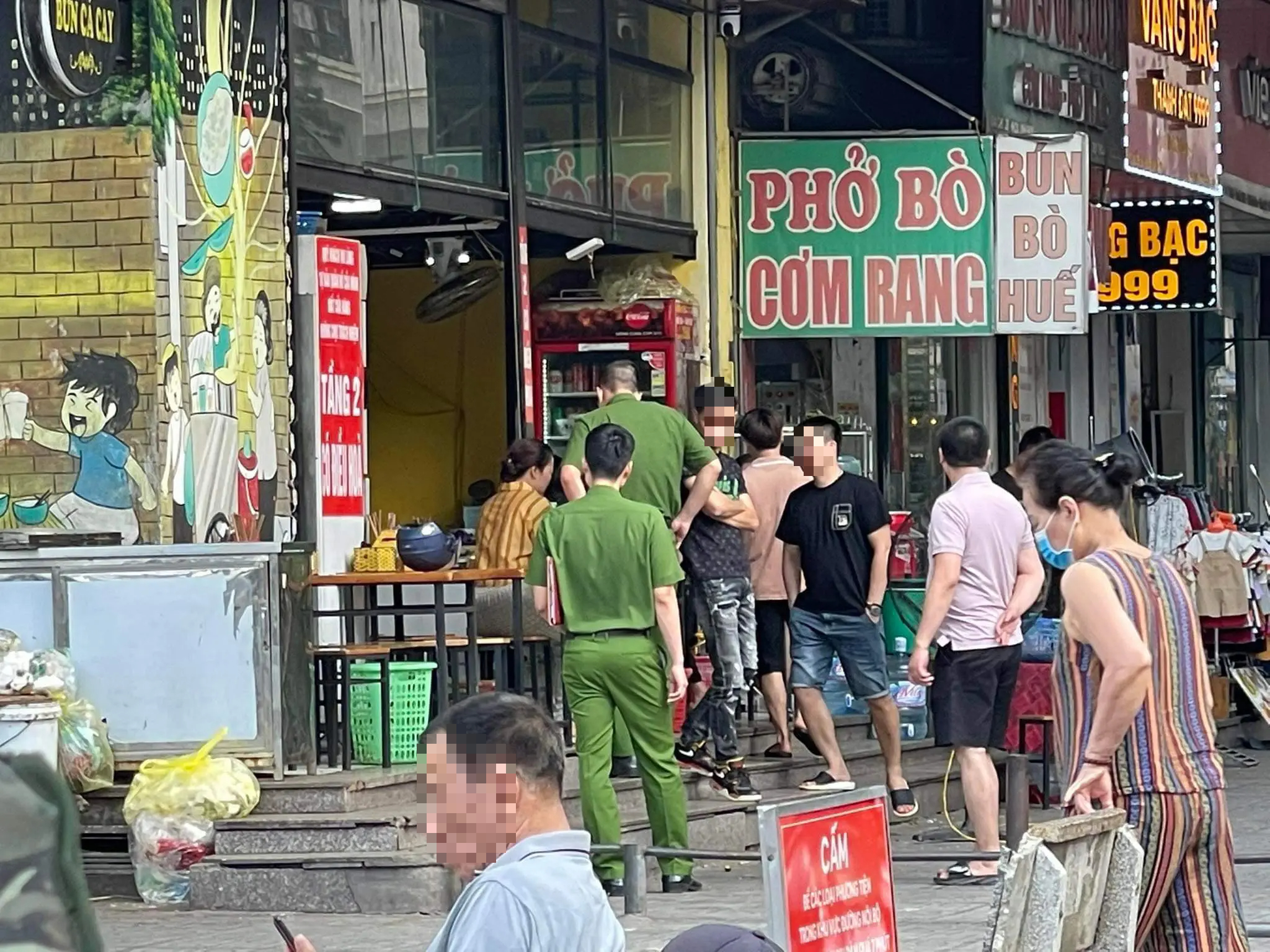 Truy bắt hung thủ đâm người nằm gục trên vỉa hè chung cư Linh Đàm- Ảnh 1. Truy bắt hung thủ đâm người nằm gục trên vỉa hè chung cư Linh Đàm- Ảnh 1.