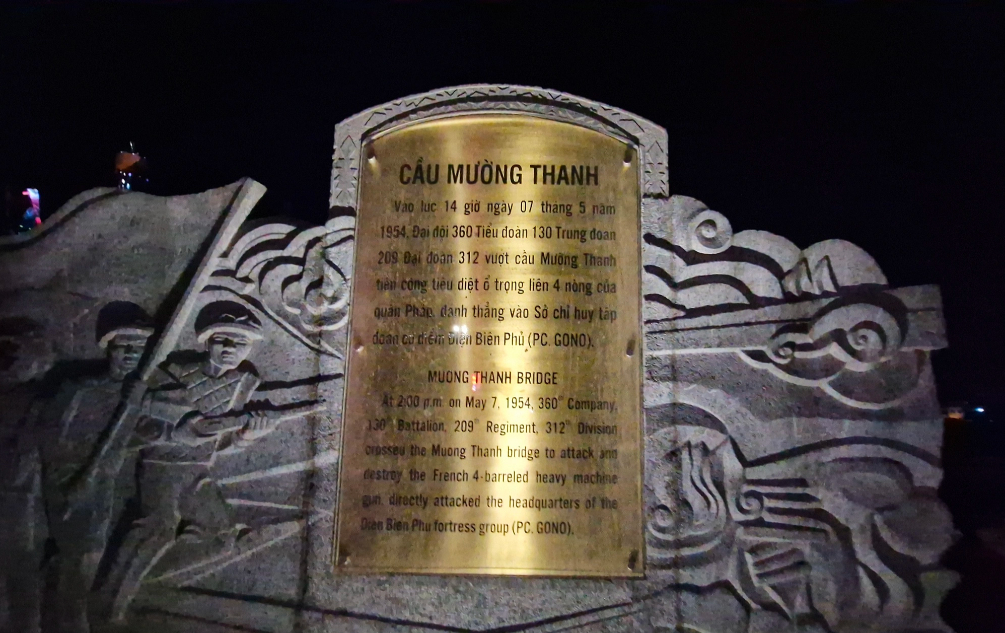 Người d&acirc;n chen ch&acirc;n xem m&agrave;n biểu diễn &aacute;nh s&aacute;ng ở Điện Bi&ecirc;n Phủ- Ảnh 9.