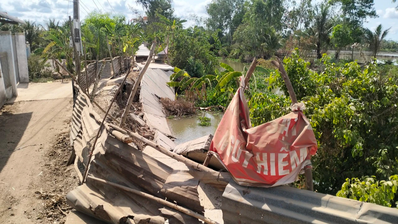 Vụ hơn 30m đường bất ngờ sụt l&uacute;n xuống s&ocirc;ng: Sẽ chuyển vụ việc sang c&ocirc;ng an- Ảnh 1.