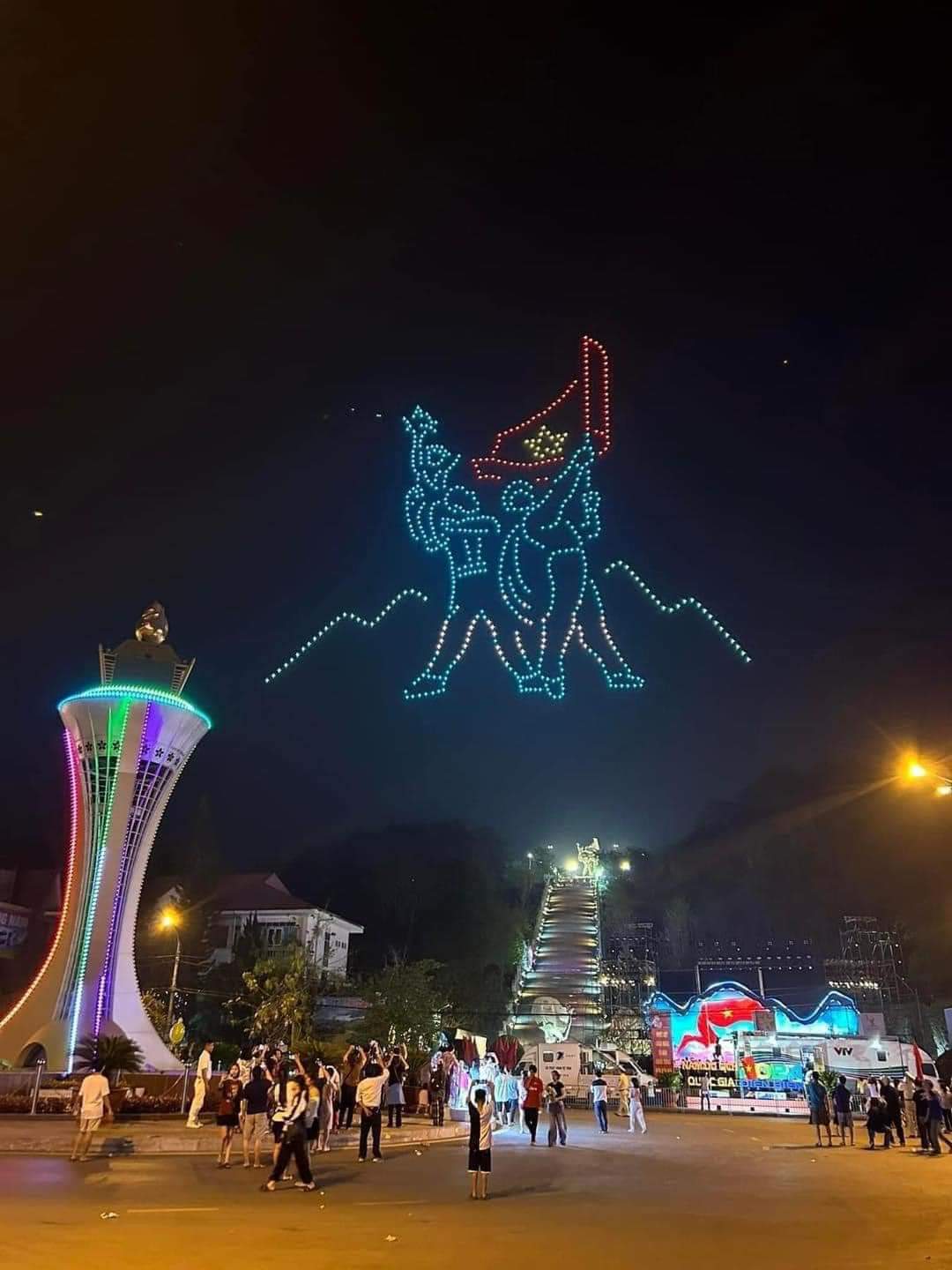 Người d&acirc;n chen ch&acirc;n xem m&agrave;n biểu diễn &aacute;nh s&aacute;ng ở Điện Bi&ecirc;n Phủ- Ảnh 16.