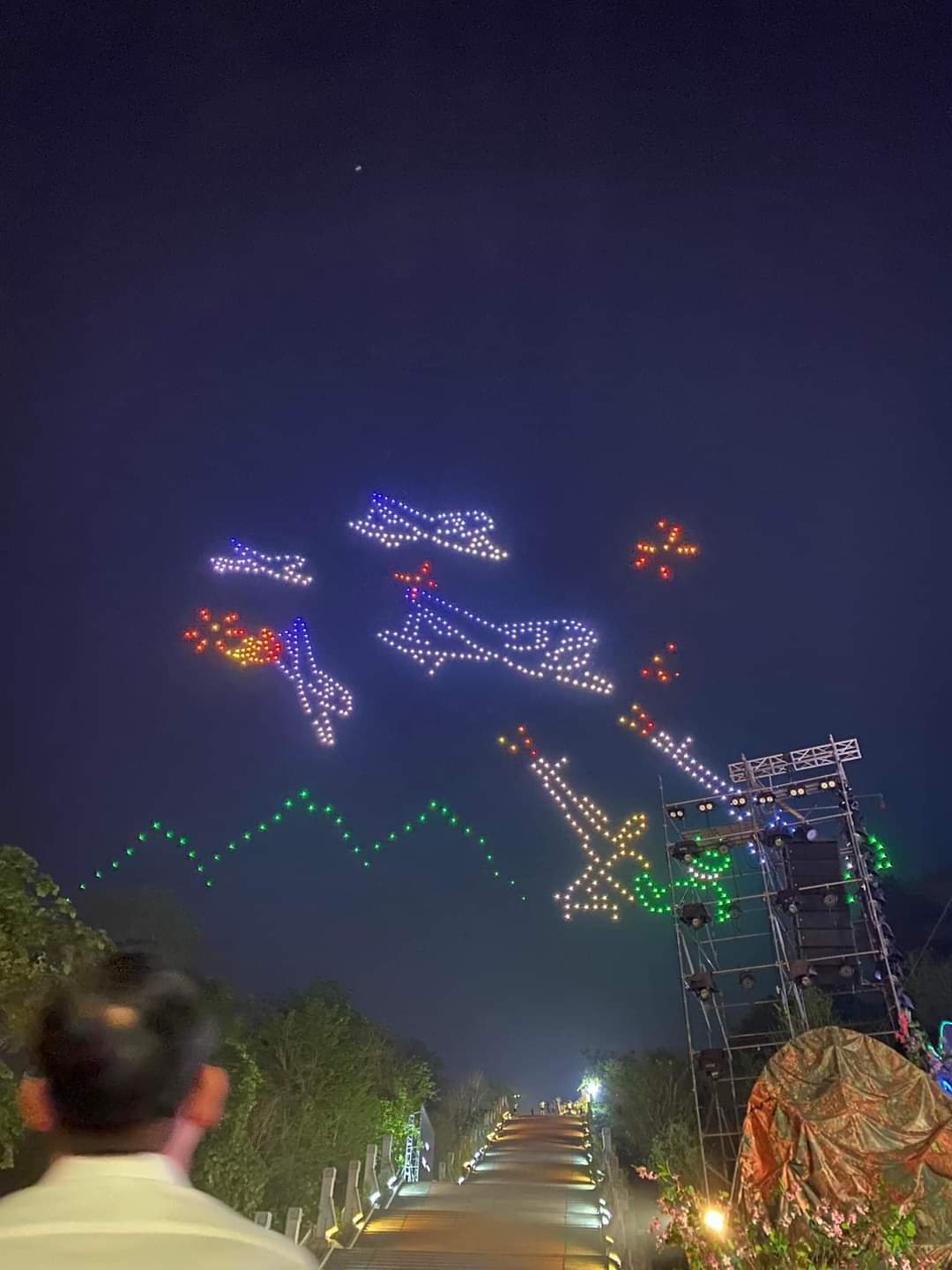 Người d&acirc;n chen ch&acirc;n xem m&agrave;n biểu diễn &aacute;nh s&aacute;ng ở Điện Bi&ecirc;n Phủ- Ảnh 17.