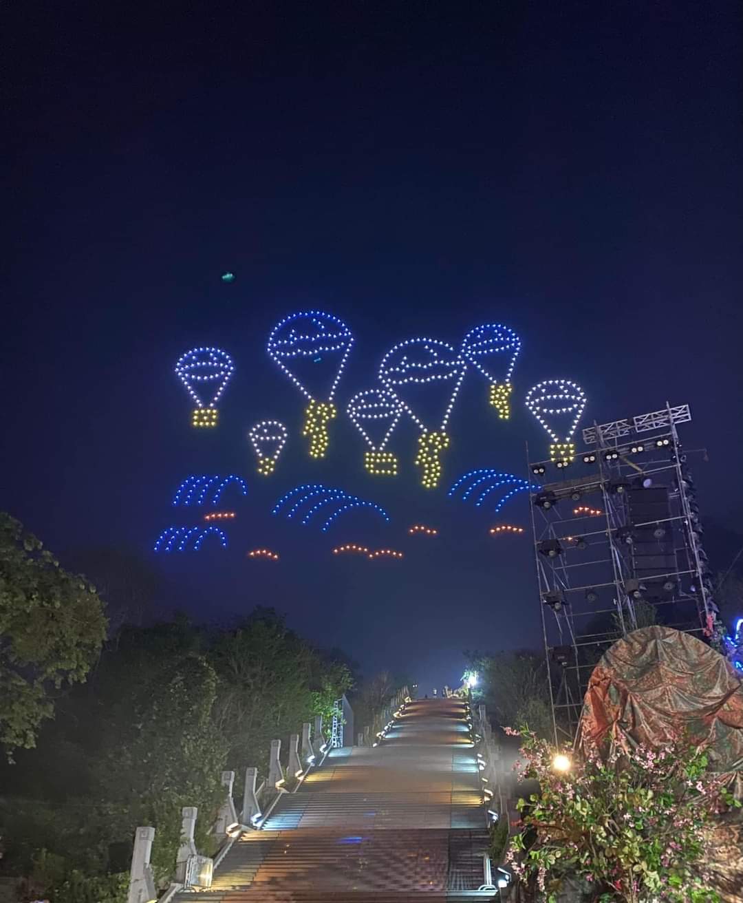 Người d&acirc;n chen ch&acirc;n xem m&agrave;n biểu diễn &aacute;nh s&aacute;ng ở Điện Bi&ecirc;n Phủ- Ảnh 18.