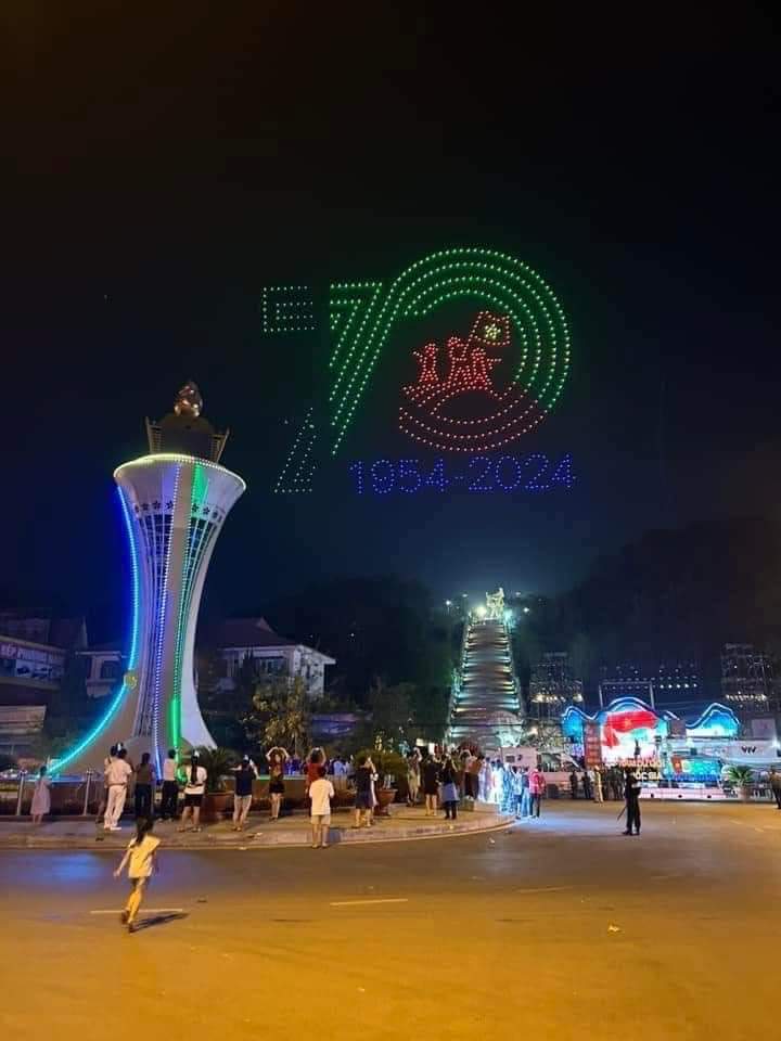 Người d&acirc;n chen ch&acirc;n xem m&agrave;n biểu diễn &aacute;nh s&aacute;ng ở Điện Bi&ecirc;n Phủ- Ảnh 20.