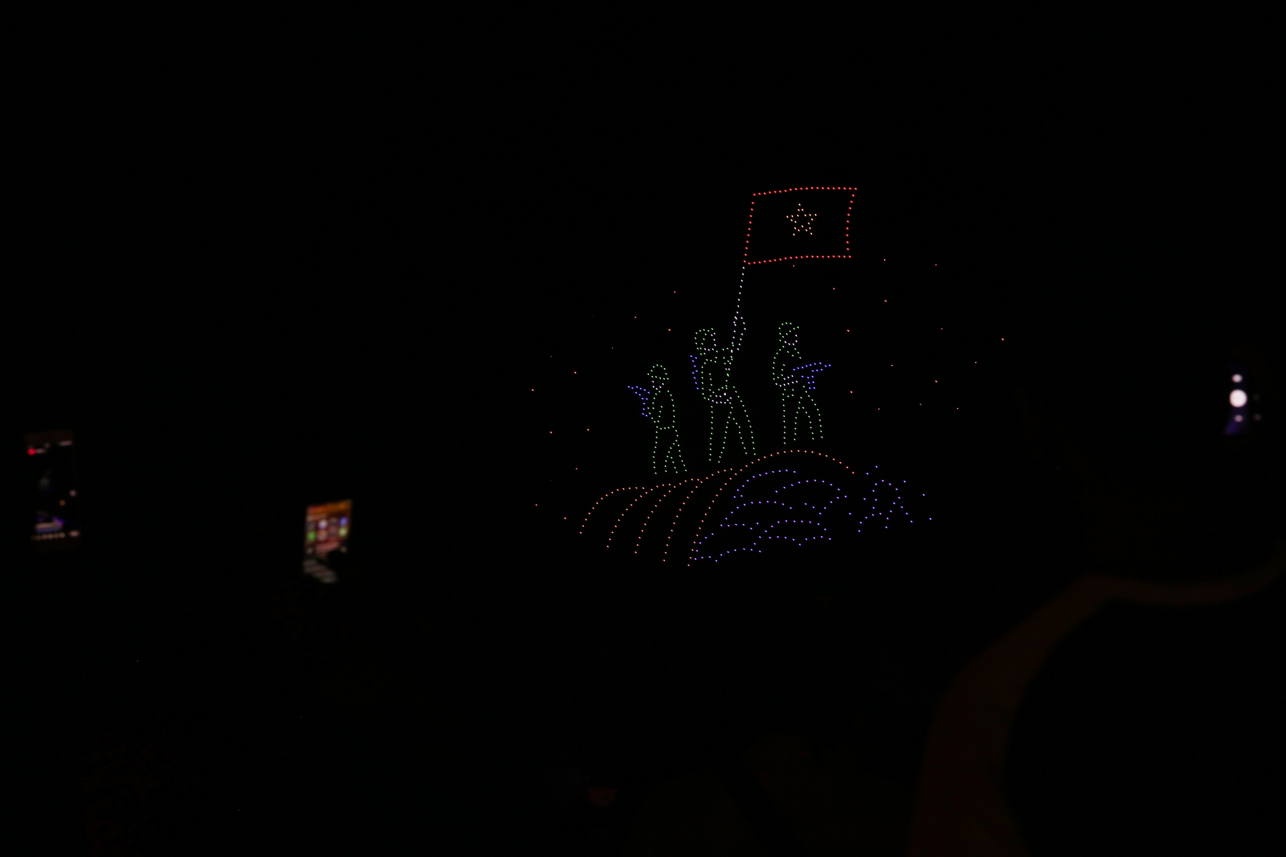 Người d&acirc;n chen ch&acirc;n xem m&agrave;n biểu diễn &aacute;nh s&aacute;ng ở Điện Bi&ecirc;n Phủ- Ảnh 13.