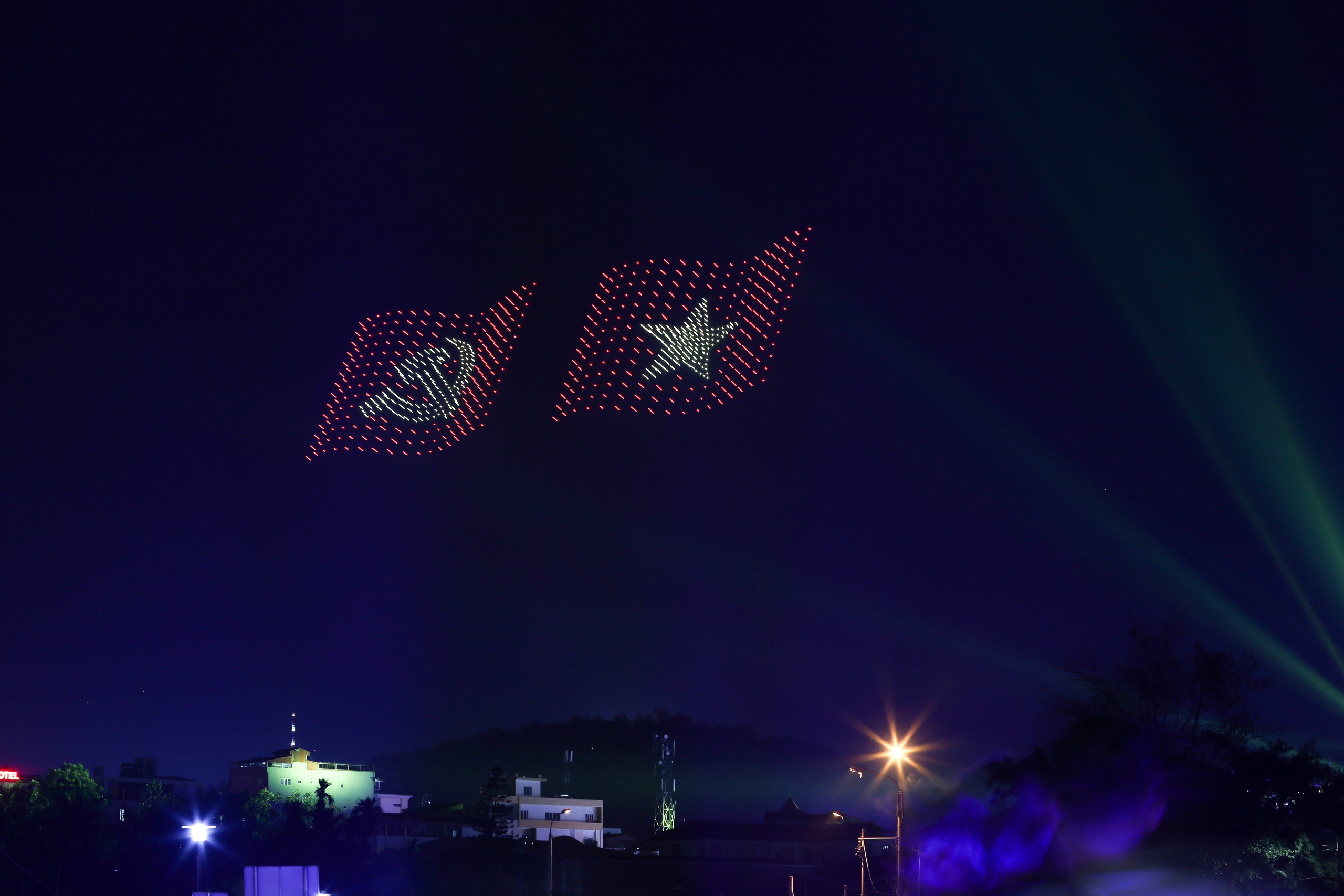 Người d&acirc;n chen ch&acirc;n xem m&agrave;n biểu diễn &aacute;nh s&aacute;ng ở Điện Bi&ecirc;n Phủ- Ảnh 15.