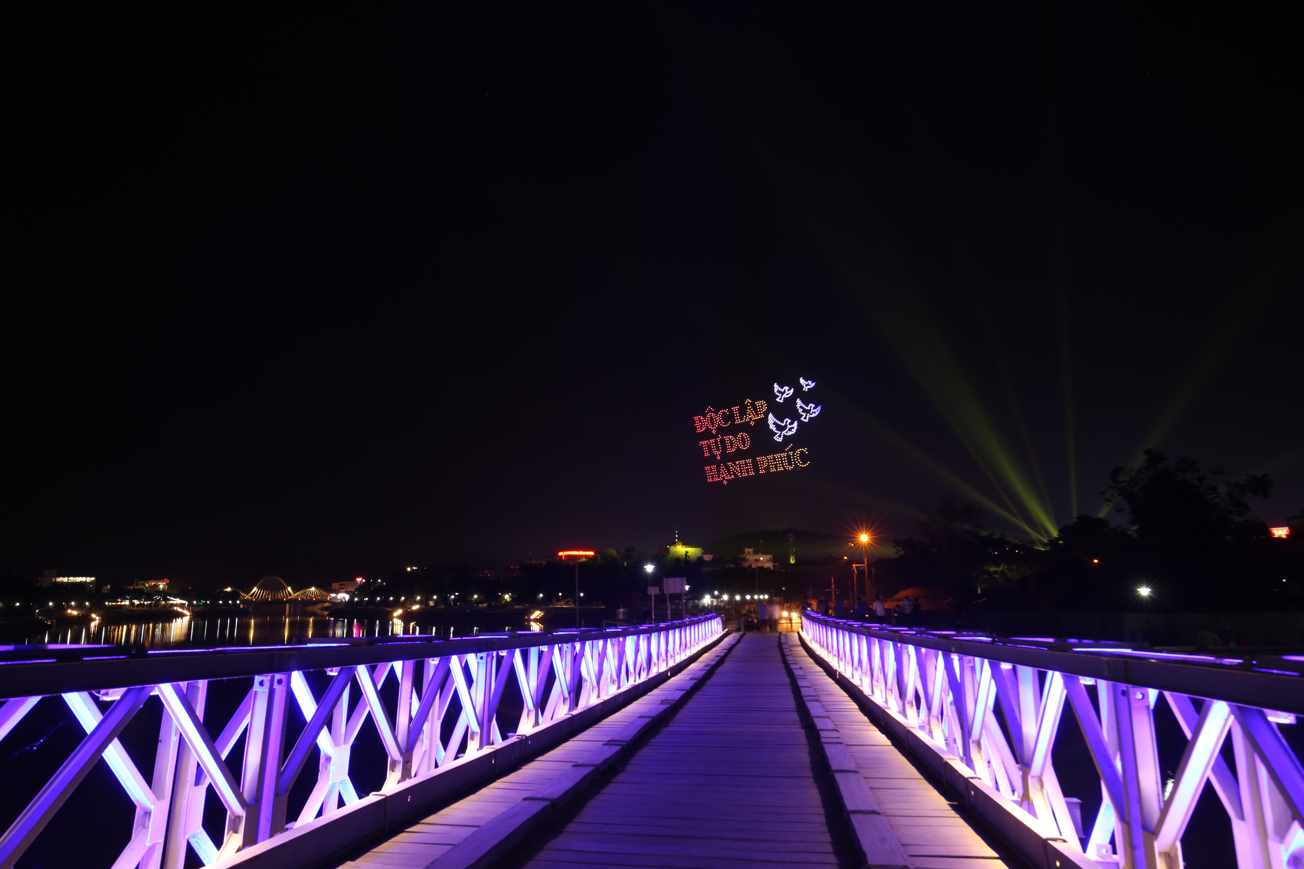 Người d&acirc;n chen ch&acirc;n xem m&agrave;n biểu diễn &aacute;nh s&aacute;ng ở Điện Bi&ecirc;n Phủ- Ảnh 14.