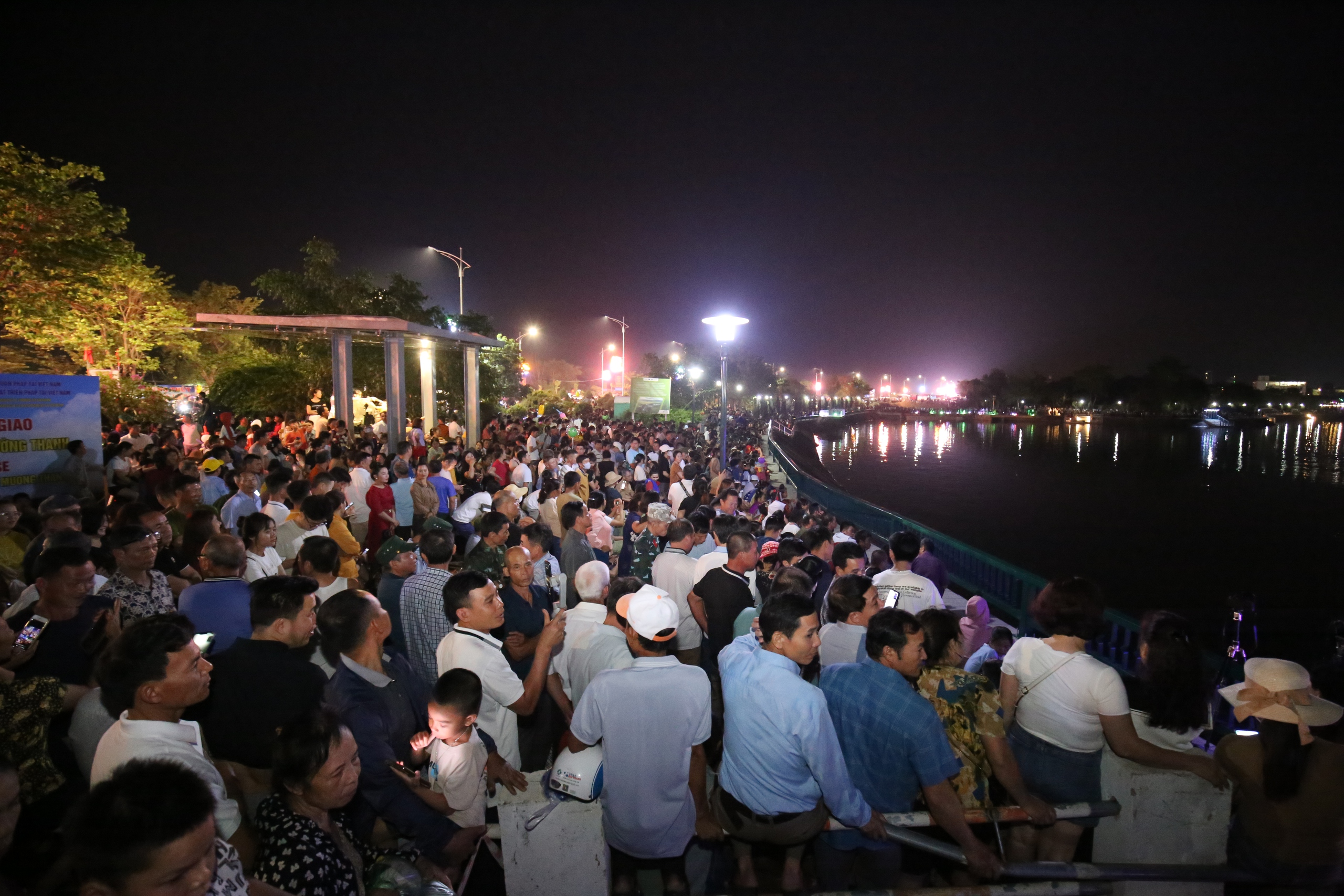 M&atilde;n nh&atilde;n m&agrave;n ph&aacute;o hoa ch&agrave;o mừng kỷ niệm 70 Chiến thắng Điện Bi&ecirc;n Phủ- Ảnh 13.