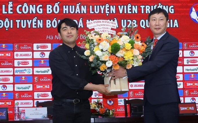 HLV Kim Sang-sik quyết tâm làm nên kỳ tích trong ngày ra mắt đội tuyển Việt Nam- Ảnh 1. HLV Park Hang-seo có hành động đặc biệt với tân thuyền trưởng tuyển Việt Nam