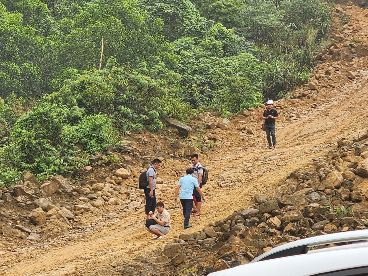 X&oacute;t xa b&agrave;n thờ tạm 3 c&ocirc;ng nh&acirc;n thi c&ocirc;ng đường điện tử vong v&igrave; sạt lở- Ảnh 1.
