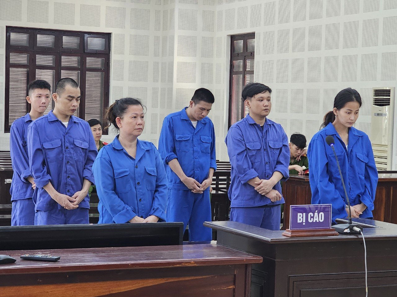 Băng nh&oacute;m l&agrave;m, ti&ecirc;u thụ tiền giả lĩnh &aacute;n h&agrave;ng chục năm t&ugrave;- Ảnh 1.