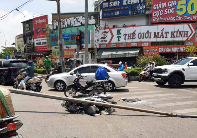 Hiện trường vụ cột đ&egrave;n chiếu s&aacute;ng đổ, đ&egrave; tr&uacute;ng người d&acirc;n.
