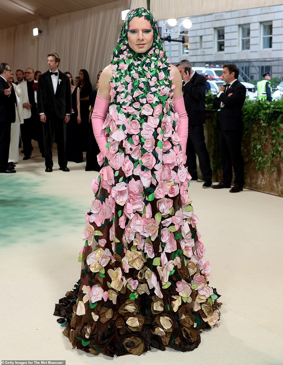 Met Gala 2024: Jennie (Blackpink), Zendaya gây sốt trên thảm đỏ- Ảnh 17. Met Gala 2024: Jennie (Blackpink), Zendaya gây sốt trên thảm đỏ- Ảnh 17.