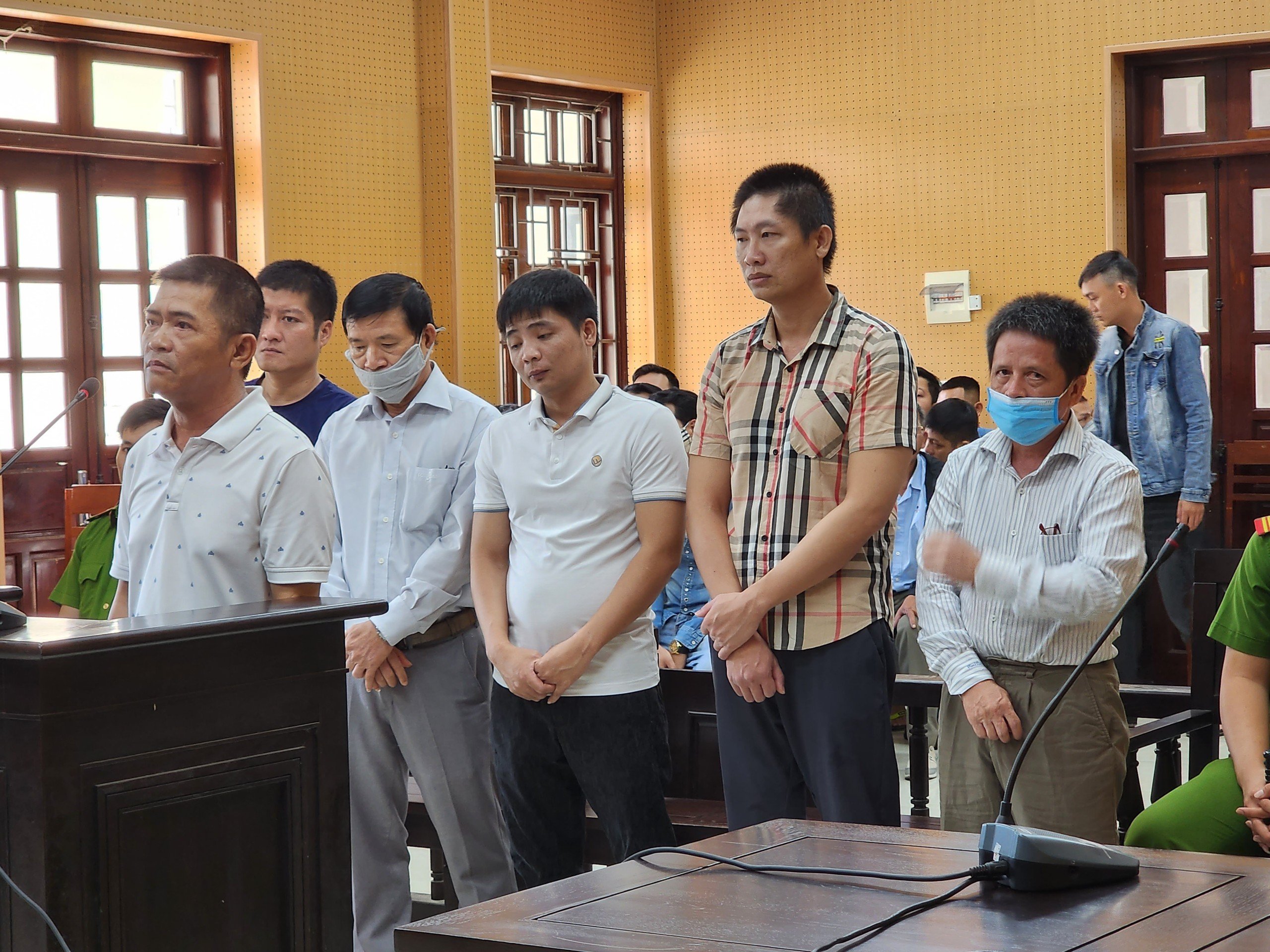 Cựu gi&aacute;m đốc trung t&acirc;m ph&aacute;p y nhận hối lộ bị tuy&ecirc;n phạt hơn 4 năm t&ugrave;- Ảnh 3.