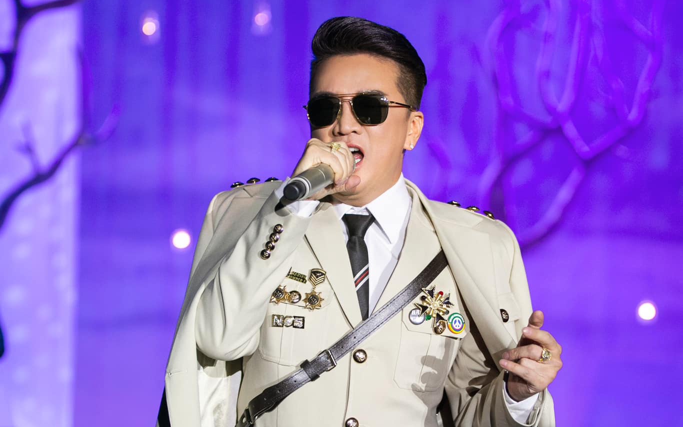 Bộ Văn h&oacute;a v&agrave;o cuộc vụ Đ&agrave;m Vĩnh Hưng c&agrave;i huy hiệu lạ khi biểu diễn