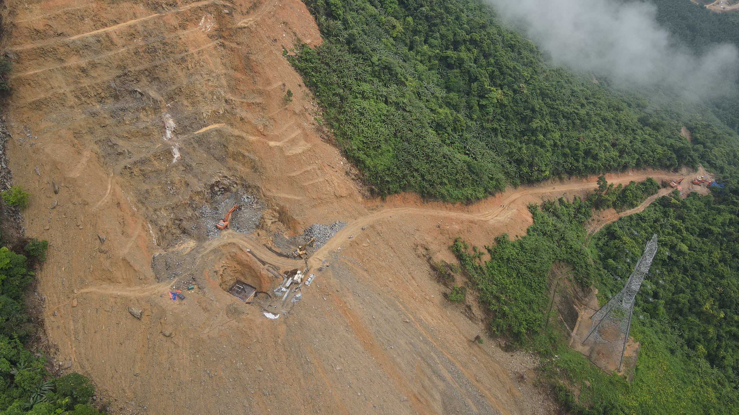 X&oacute;t xa b&agrave;n thờ tạm 3 c&ocirc;ng nh&acirc;n thi c&ocirc;ng đường điện tử vong v&igrave; sạt lở- Ảnh 3.